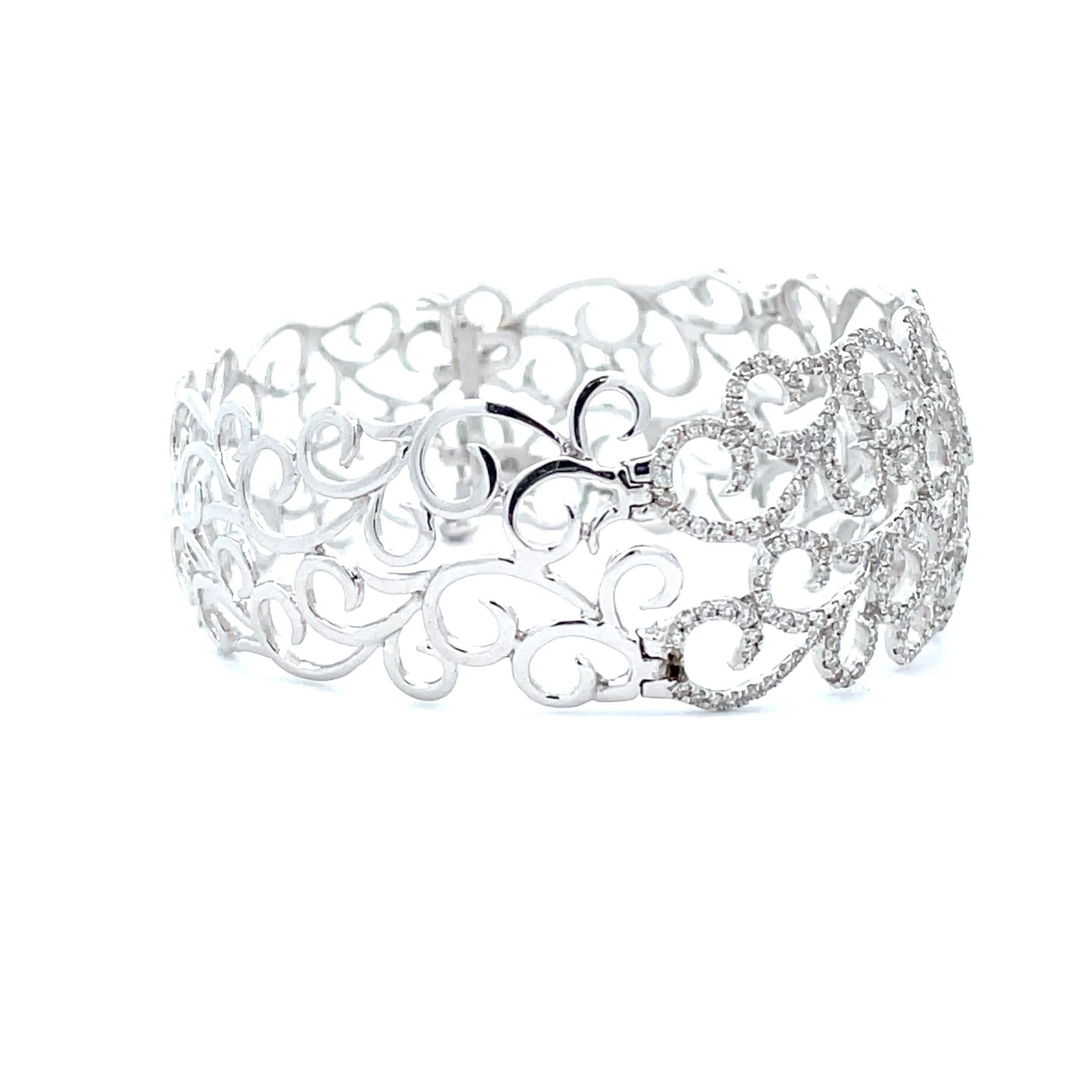 This 3.04 ct. Vintage Inspired Diamond Vine Hollow Bangle is a perfect gift for the lady in your life. With a pear shaped stone and intricate details, this bangle will be treasured for generations to come. The delicate vine motif design of this