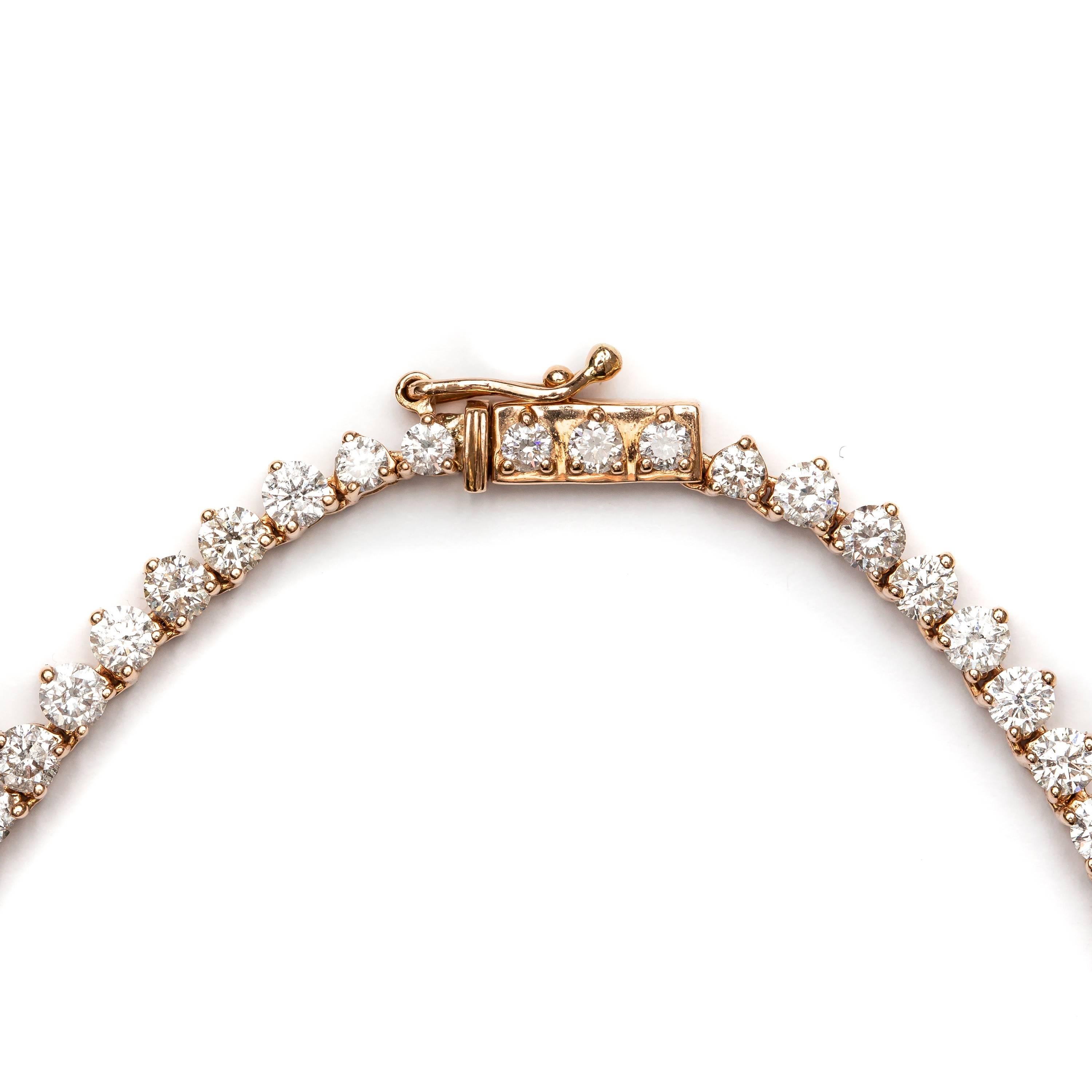 30,41 Karat Diamant-Halskette mit maßgeschneidertem Anhänger aus rundem Gold mit strahlendem Kissenschliff (Moderne) im Angebot