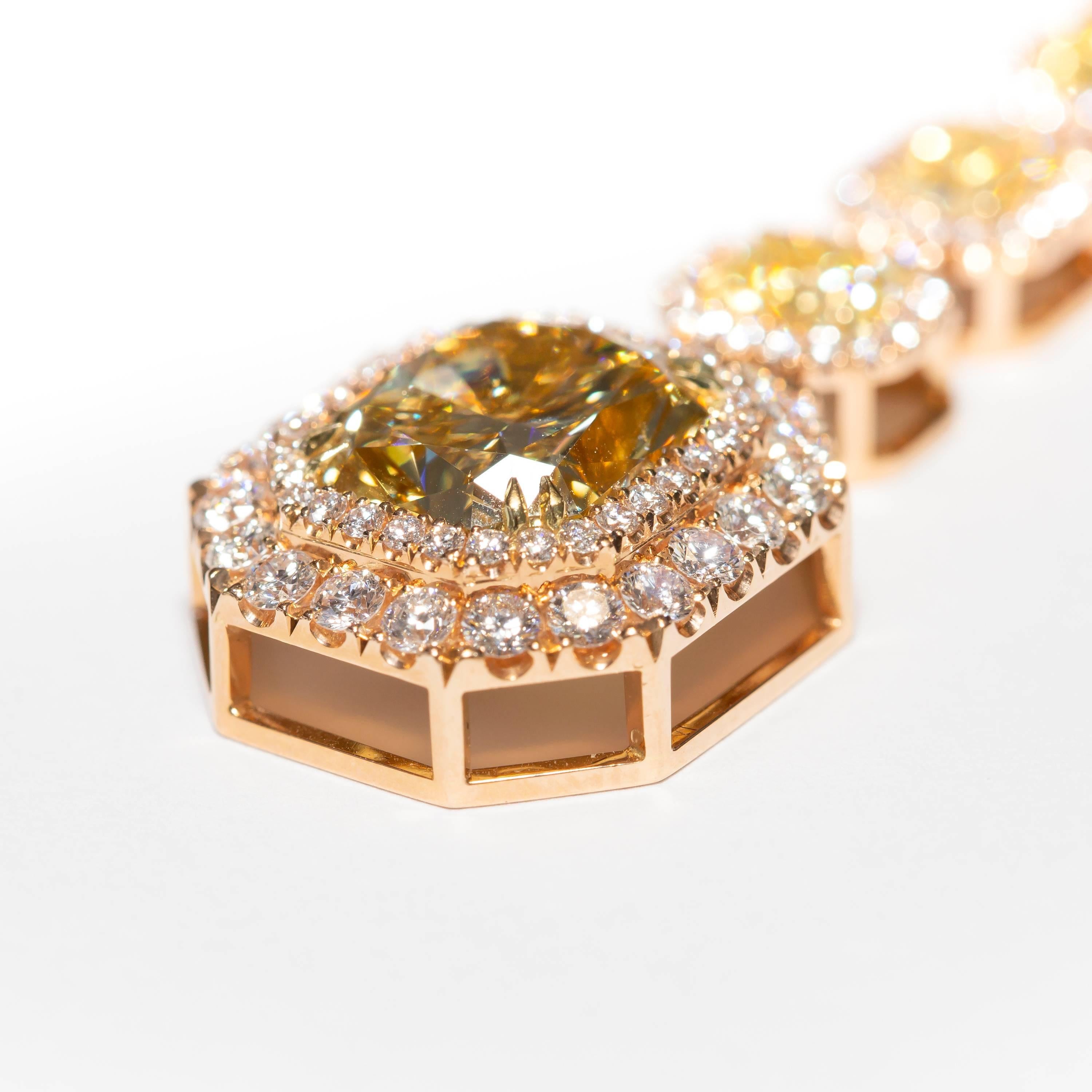 30,41 Karat Diamant-Halskette mit maßgeschneidertem Anhänger aus rundem Gold mit strahlendem Kissenschliff im Zustand „Neu“ im Angebot in London, GB
