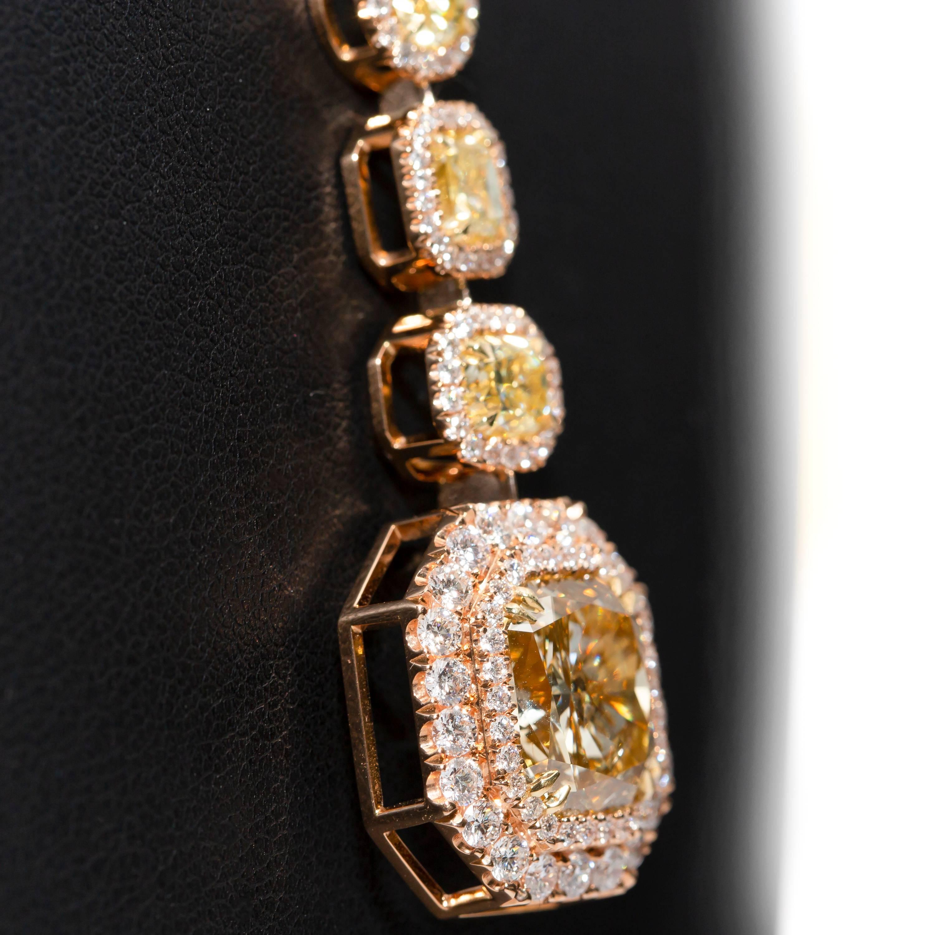 30,41 Karat Diamant-Halskette mit maßgeschneidertem Anhänger aus rundem Gold mit strahlendem Kissenschliff im Angebot 2
