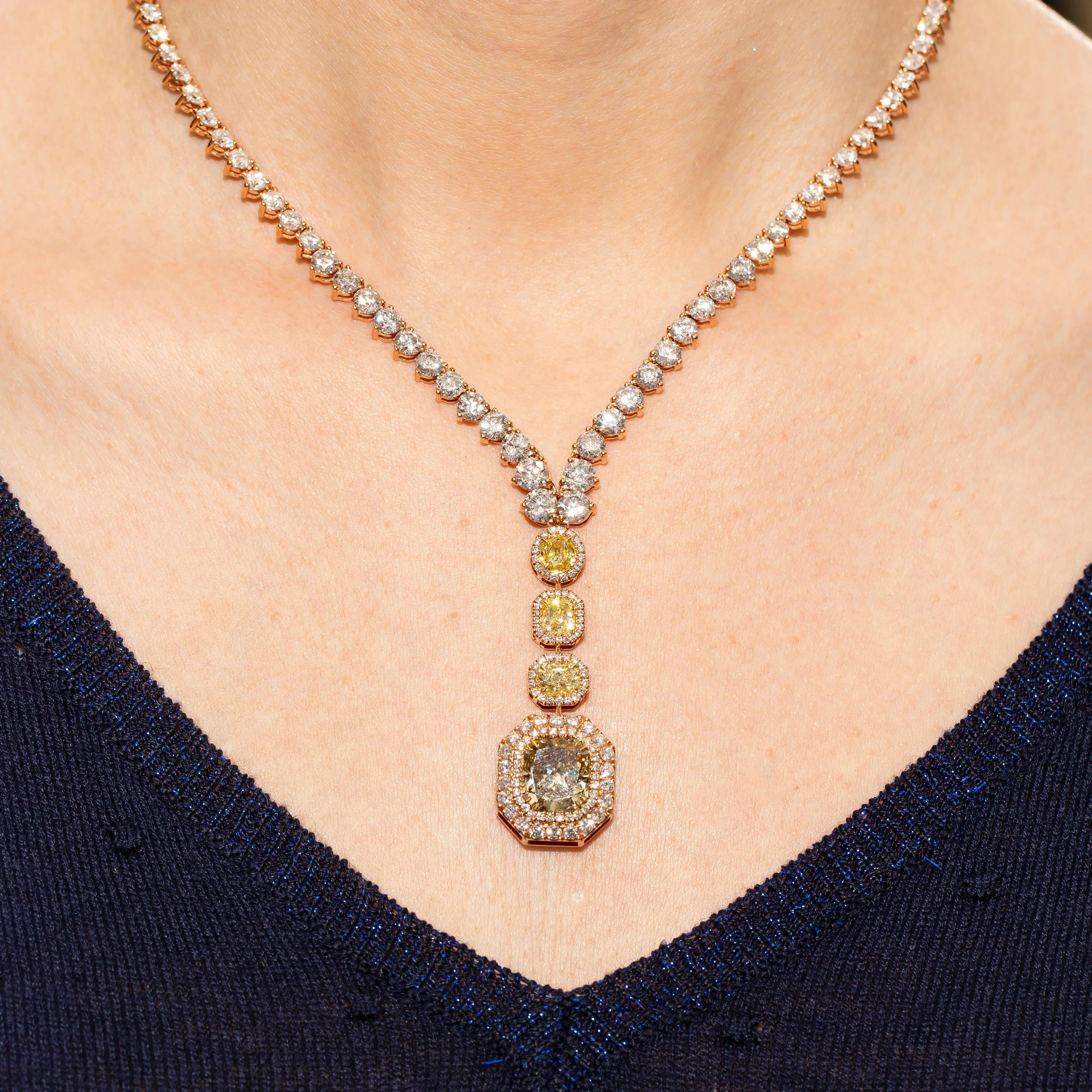 30,41 Karat Diamant-Halskette mit maßgeschneidertem Anhänger aus rundem Gold mit strahlendem Kissenschliff im Angebot 3