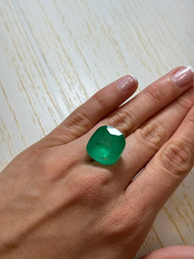 Pierre de naissance de mai, émeraude colombienne vert printemps 30,43 carats, taille coussin 19 x 18 en vente 2