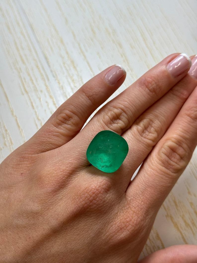 Pierre de naissance de mai, émeraude colombienne vert printemps 30,43 carats, taille coussin 19 x 18 en vente 1