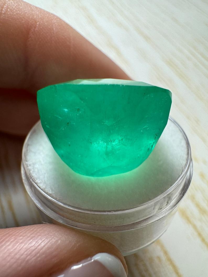 Pierre de naissance de mai, émeraude colombienne vert printemps 30,43 carats, taille coussin 19 x 18 Neuf - En vente à Jupiter, FL