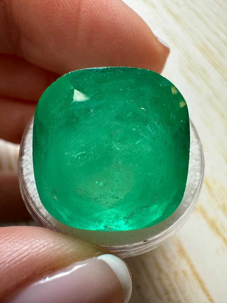 Pierre : Émeraude
Poids : 30,43 carats
Forme : Coupe coussin
Clarté : Semi-Transparent
Lustre : Très bon
Couleur : Vert moyen
Dimensions : 19,33 mm x 18,39 mm x 12,89 mm
Origine géographique : Colombie
Traitement : Naturel, huilé

Commentaires : En