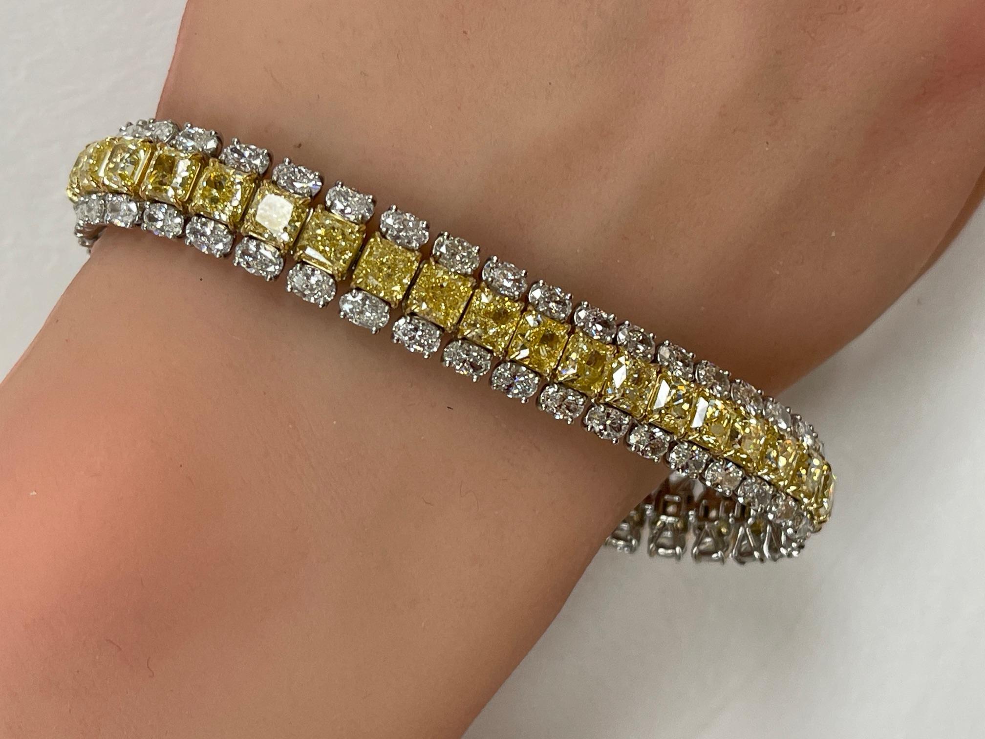 30,46 CTW Ausgefallenes intensiv gelbes Diamant- und weißes Diamant-Tennisarmband aus 18K&PT Damen im Angebot