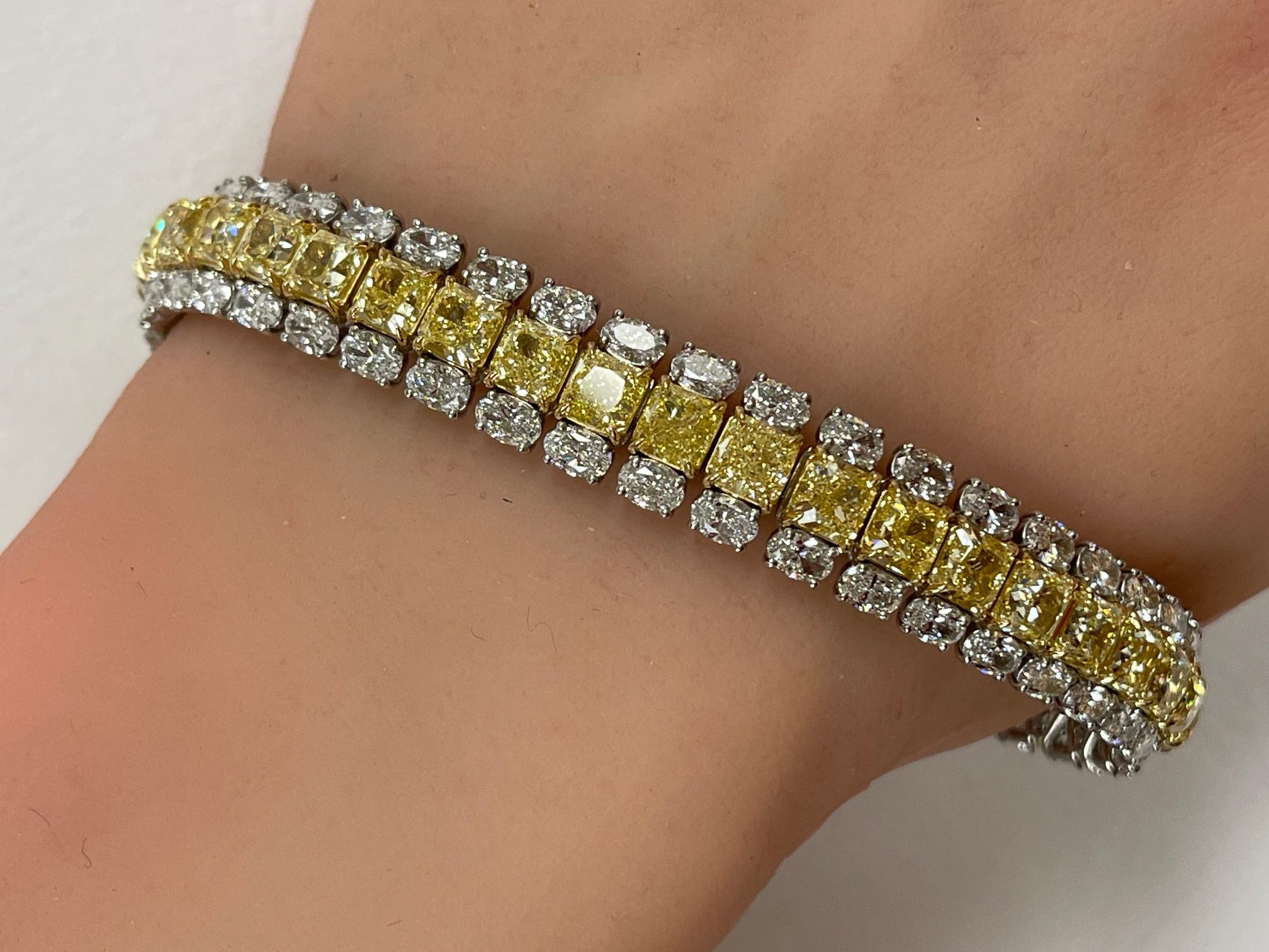 30,46 CTW Ausgefallenes intensiv gelbes Diamant- und weißes Diamant-Tennisarmband aus 18K&PT im Angebot 1