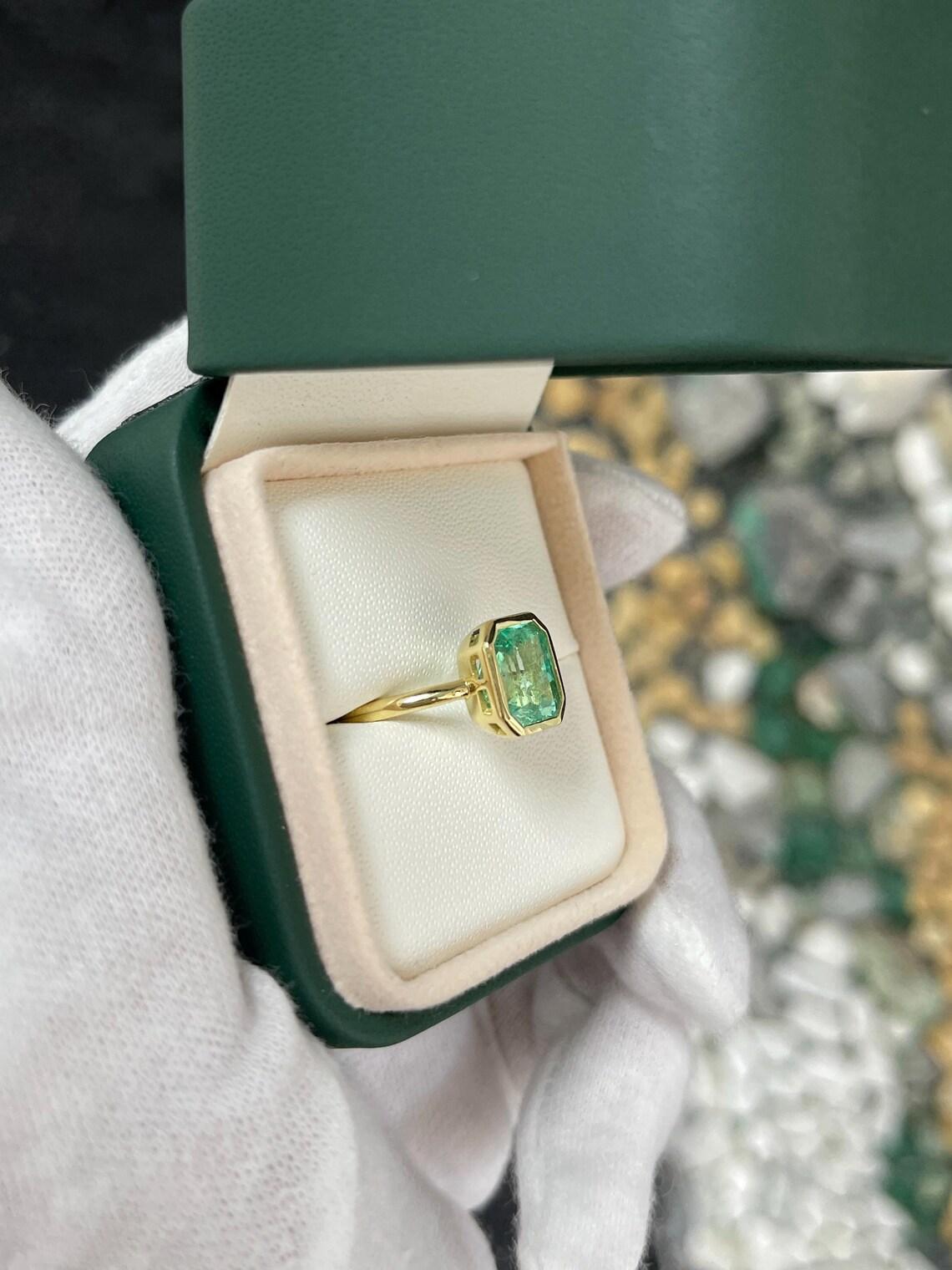 3,04ct 18K Seafoam kolumbianischen Smaragd Schliff Lünette Solitär Verlobungsring (Smaragdschliff) im Angebot