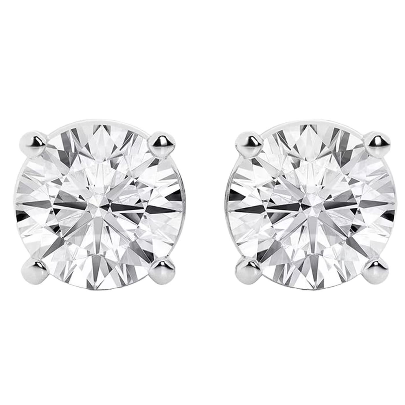 Ces superbes boucles d'oreilles en diamant certifiées GIA offrent un mélange parfait d'élégance, de brillance et de style intemporel. Chaque boucle d'oreille est ornée d'un diamant naturel rond de 1,52 carat de taille brillant, sélectionné par des