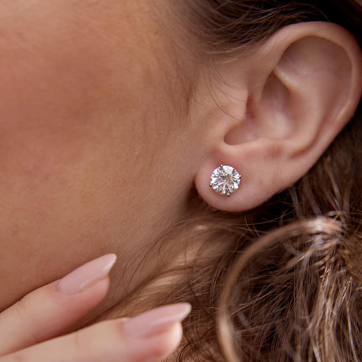 Clous d'oreilles en or à 4 griffes avec diamants ronds brillants naturels de 3,04 carats certifiés GIA Pour femmes en vente