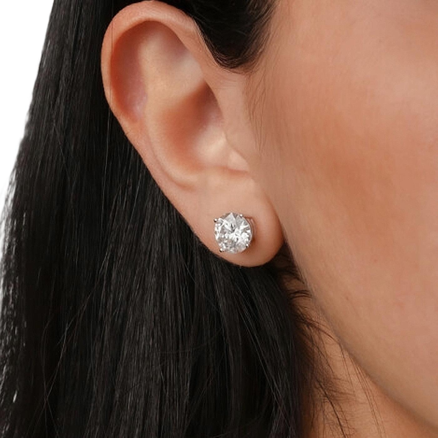 Clous d'oreilles en or à 4 griffes avec diamants ronds brillants naturels de 3,04 carats certifiés GIA en vente 1
