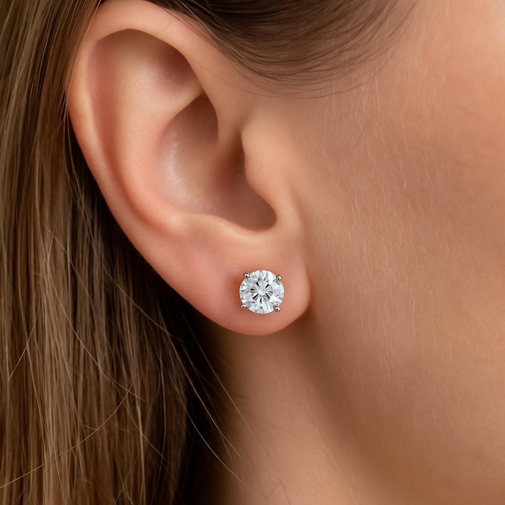 Ces boucles d'oreilles intemporelles en diamant présentent une paire magnifiquement assortie de diamants ronds naturels de taille brillant d'un poids total de 3,04 carats (environ 1,52 carat chacun). Classés F-G pour la couleur, les diamants sont