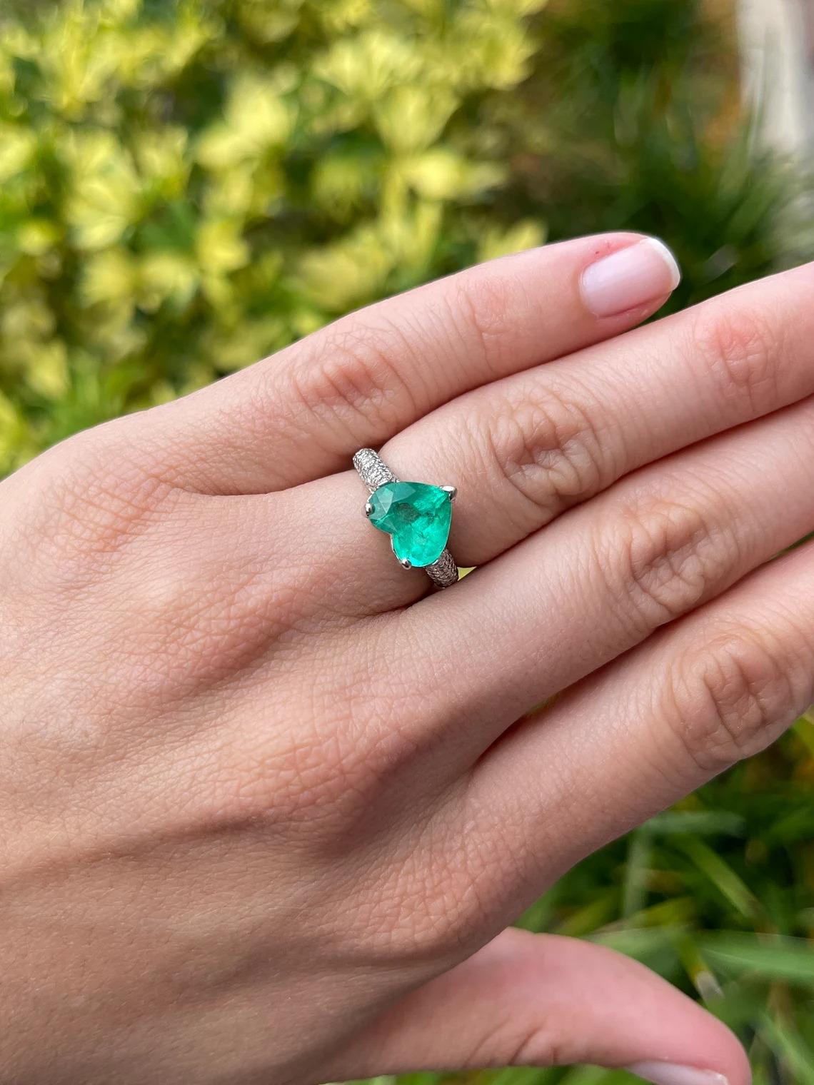 3,04tcw Plat kolumbianischer Cluster-Ring mit kolumbianischem Smaragd-Heart-Schliff und Diamant Damen im Angebot