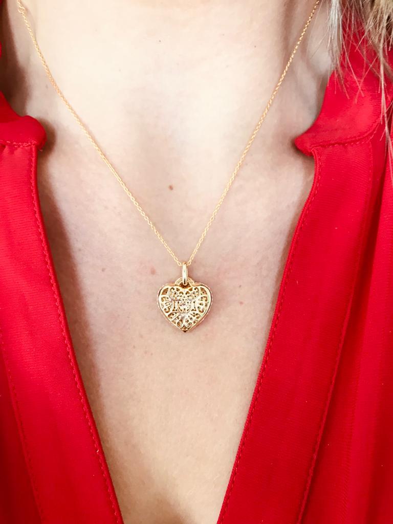 Art déco Pendentif en forme de cœur incurvé en plaqué or jaune avec pavé de zirconium cubique de 3,05 carats en vente
