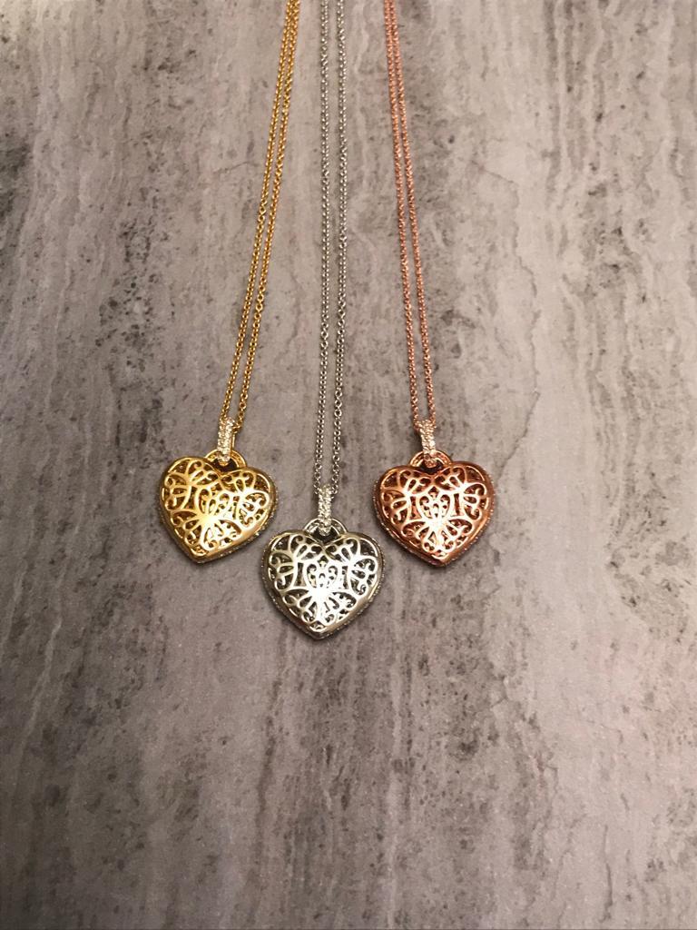 Pendentif en forme de cœur incurvé en plaqué or jaune avec pavé de zirconium cubique de 3,05 carats Pour femmes en vente