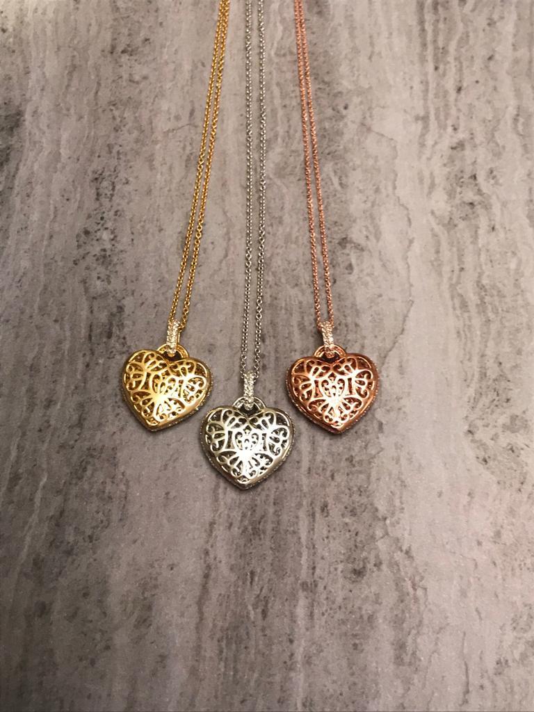 3,05 Karat Cubic Zirkonia Gelbgold plattiert Pavé Set Curved Heart Shape Anhänger Damen im Angebot