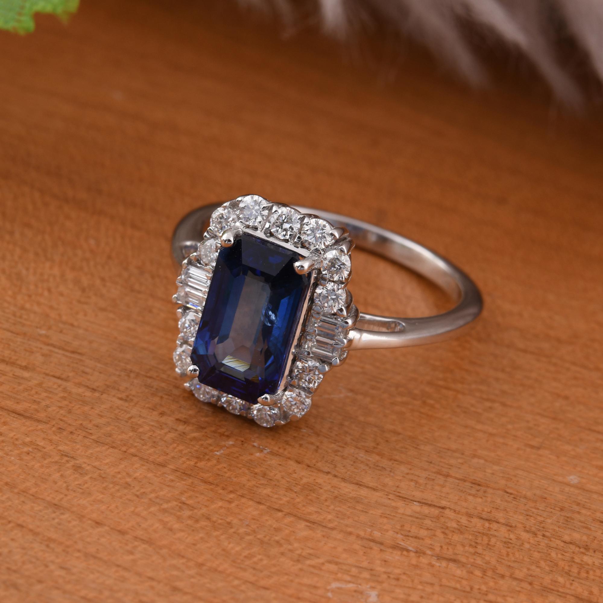 Modern 3.05 Carat Blue Sapphire Cocktail Ring 0.49 Ct SI/H Diamond 18 Karat White Gold For Sale