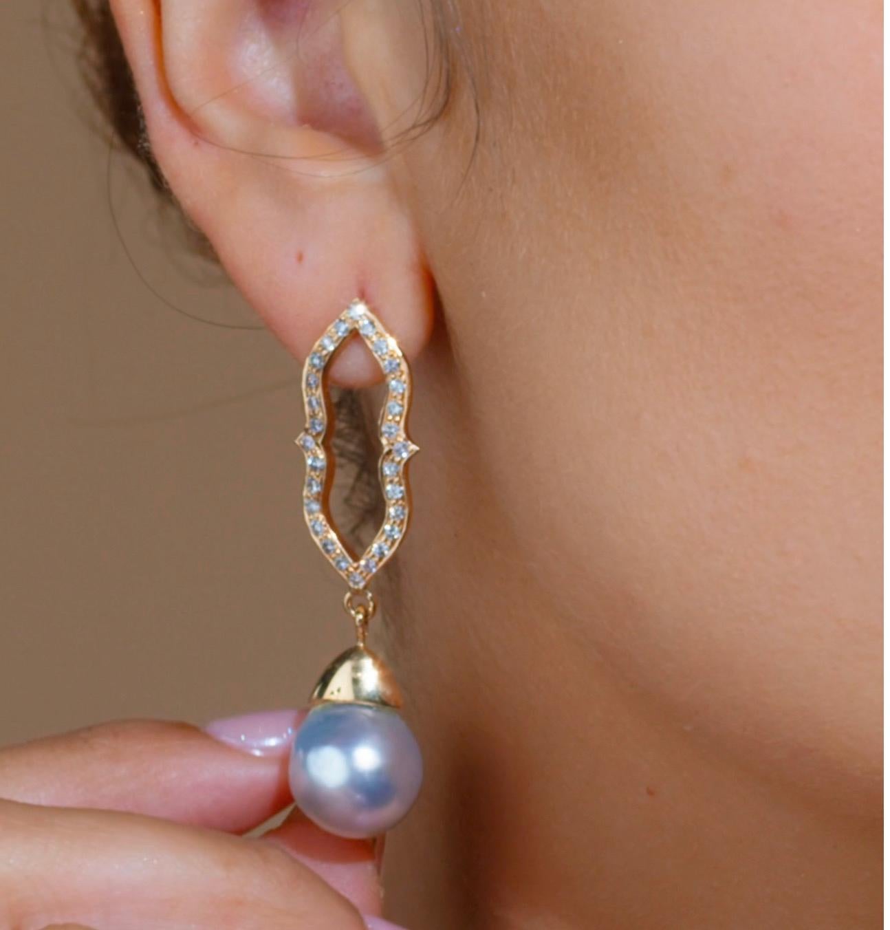 Women's 30.5 Carat Cultured South Sea Pearl Diamond Yellow Gold Drop Earrings For Sale