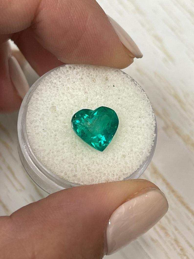Esmeralda colombiana talla corazón de 3.05 quilates  Gema Suelta Verde Muzo Vivo Moderno en venta
