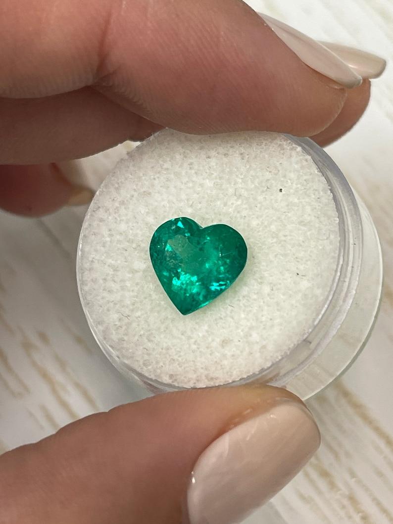 Esmeralda colombiana talla corazón de 3.05 quilates  Gema Suelta Verde Muzo Vivo Corte esmeralda en venta