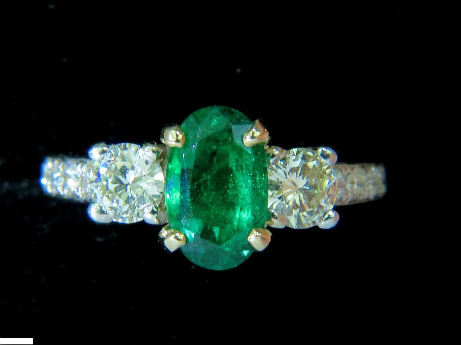 Round Cut 3.05 Carat Natural Emerald Diamond Ring Zambia A+ For Sale