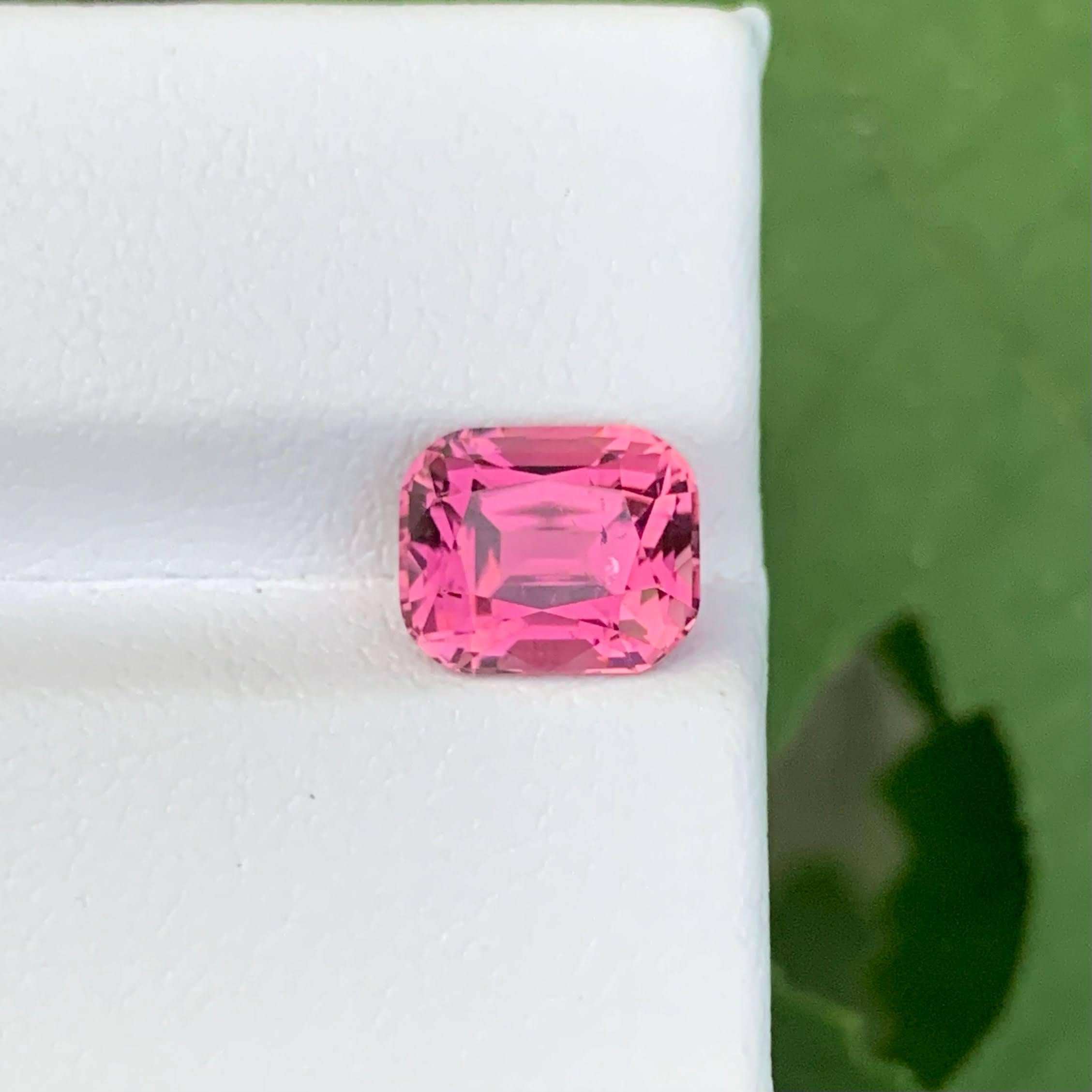 Peso 3,05 carati 
Dimensioni 8,9x7,4x3,6 mm
Trattamento Nessuno 
Origine afgana 
Chiarezza VVS 
Forma taglio cuscino 





Questa tormalina rosa sfusa Nature da 3,05 carati emana charme e brillantezza ed è sapientemente tagliata a cuscino per