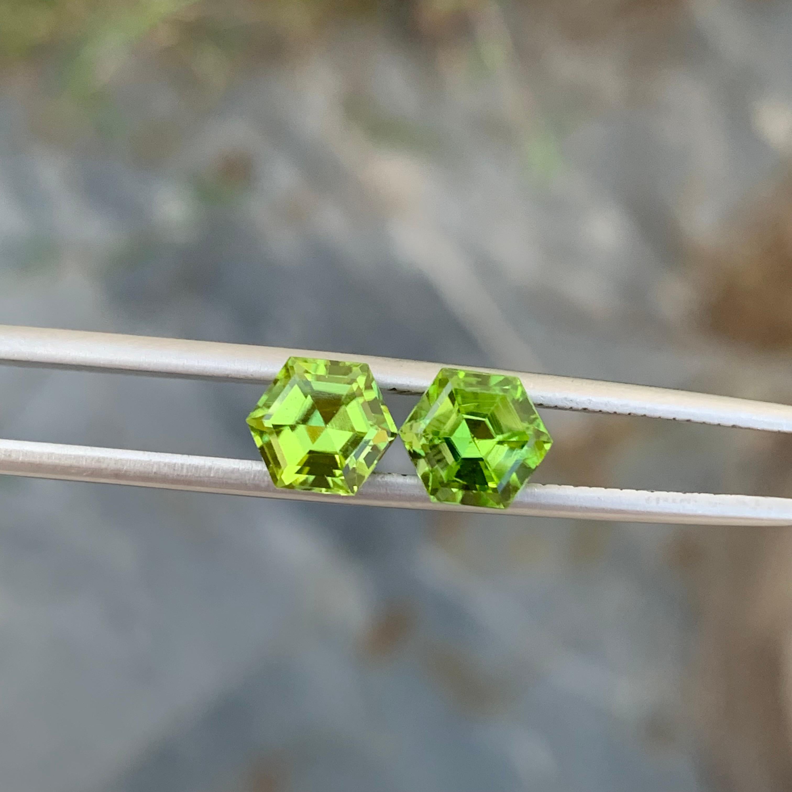 3.05 Carat Natural Loose Dual Peridot Hexagon Shape Gem For Earrings Jewellery  In New Condition For Sale In Peshawar, PK