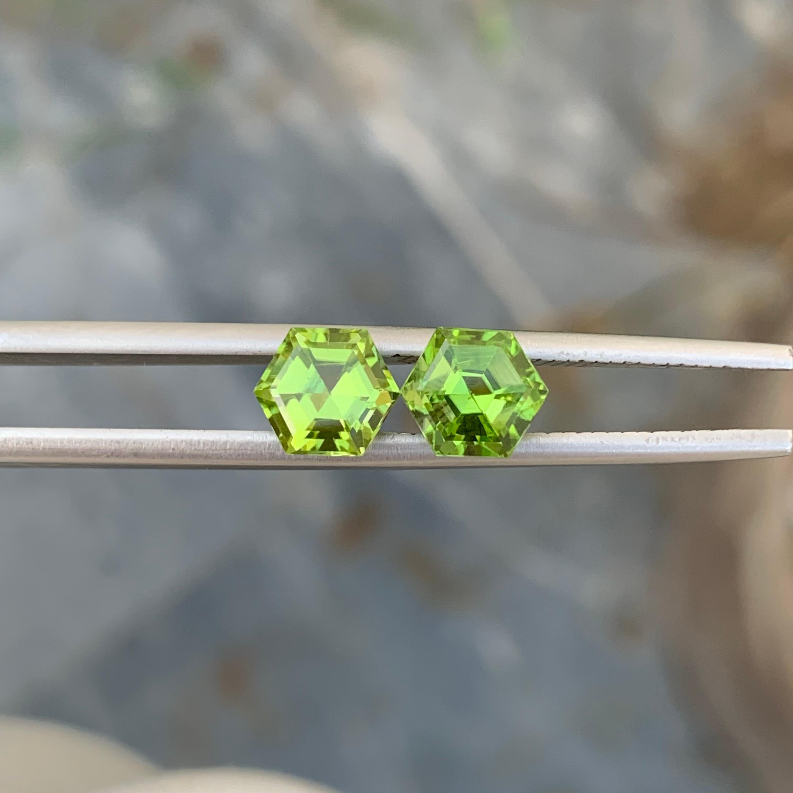 3.05 Carat Natural Loose Dual Peridot Hexagon Shape Gem For Earrings Jewellery  For Sale 2