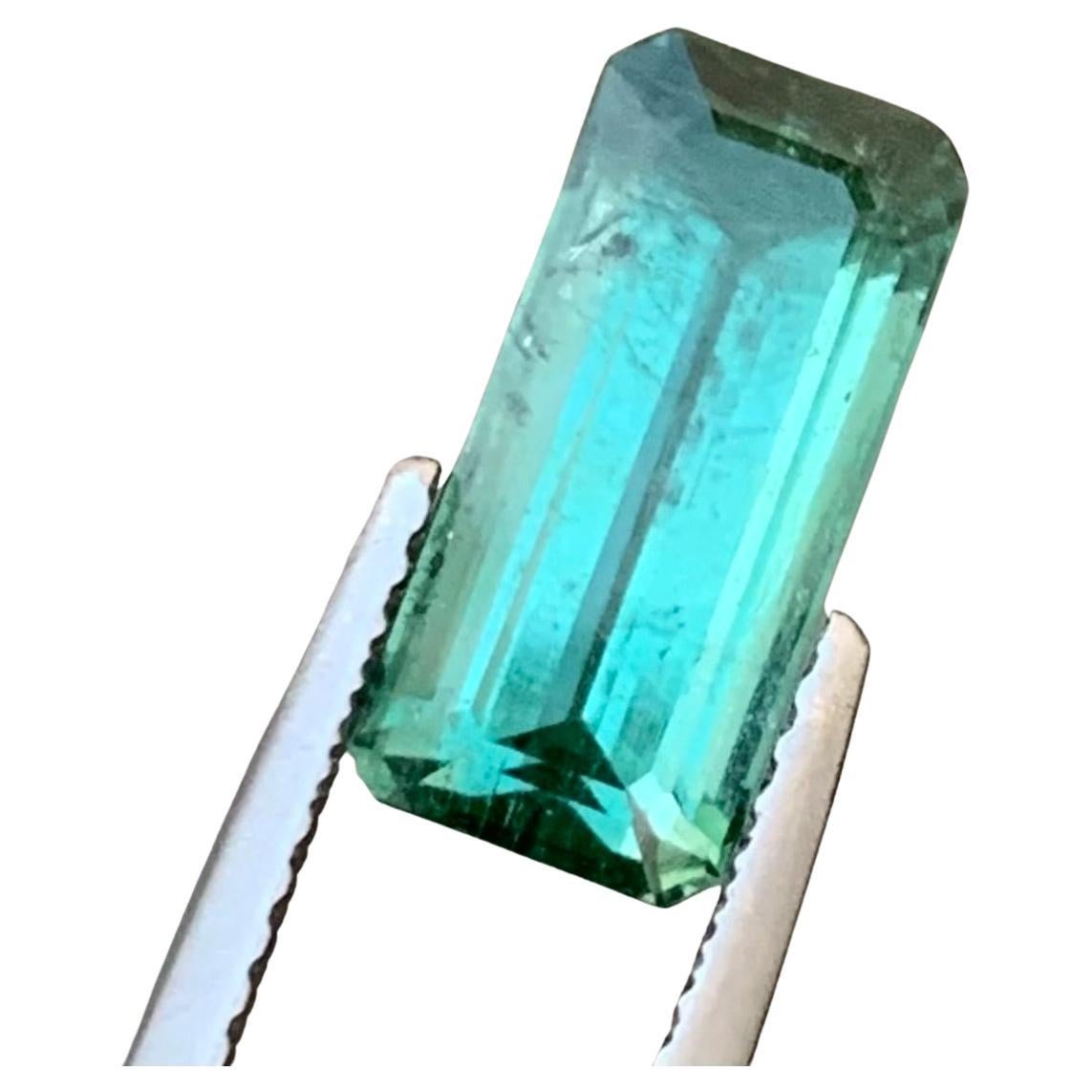 Tourmaline naturelle non sertie de 3,05 carats de forme émeraude longue pour bijoux 