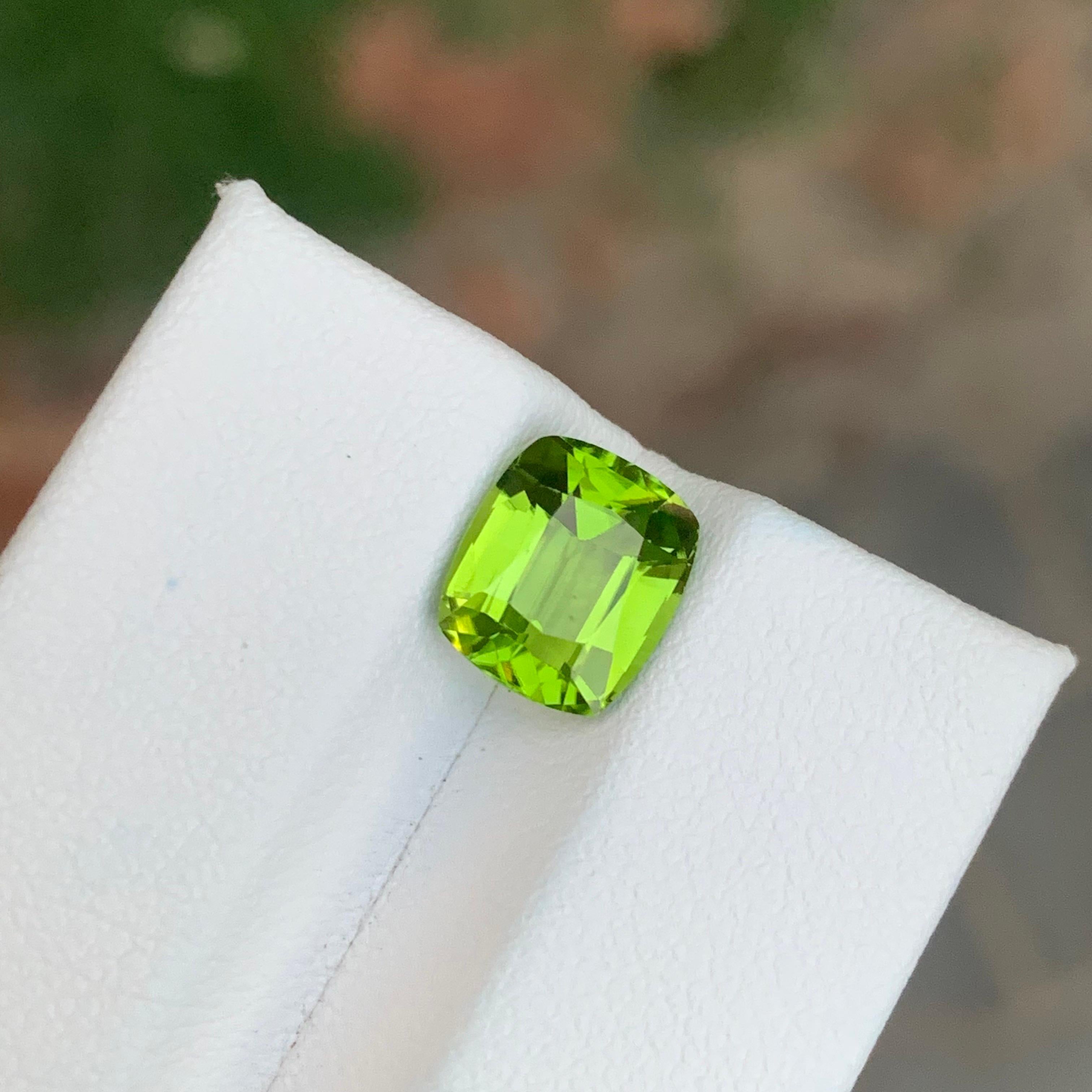 3.05 Carat Natural Loose Peridot Cushion Shape Gemstone In New Condition For Sale In Peshawar, PK