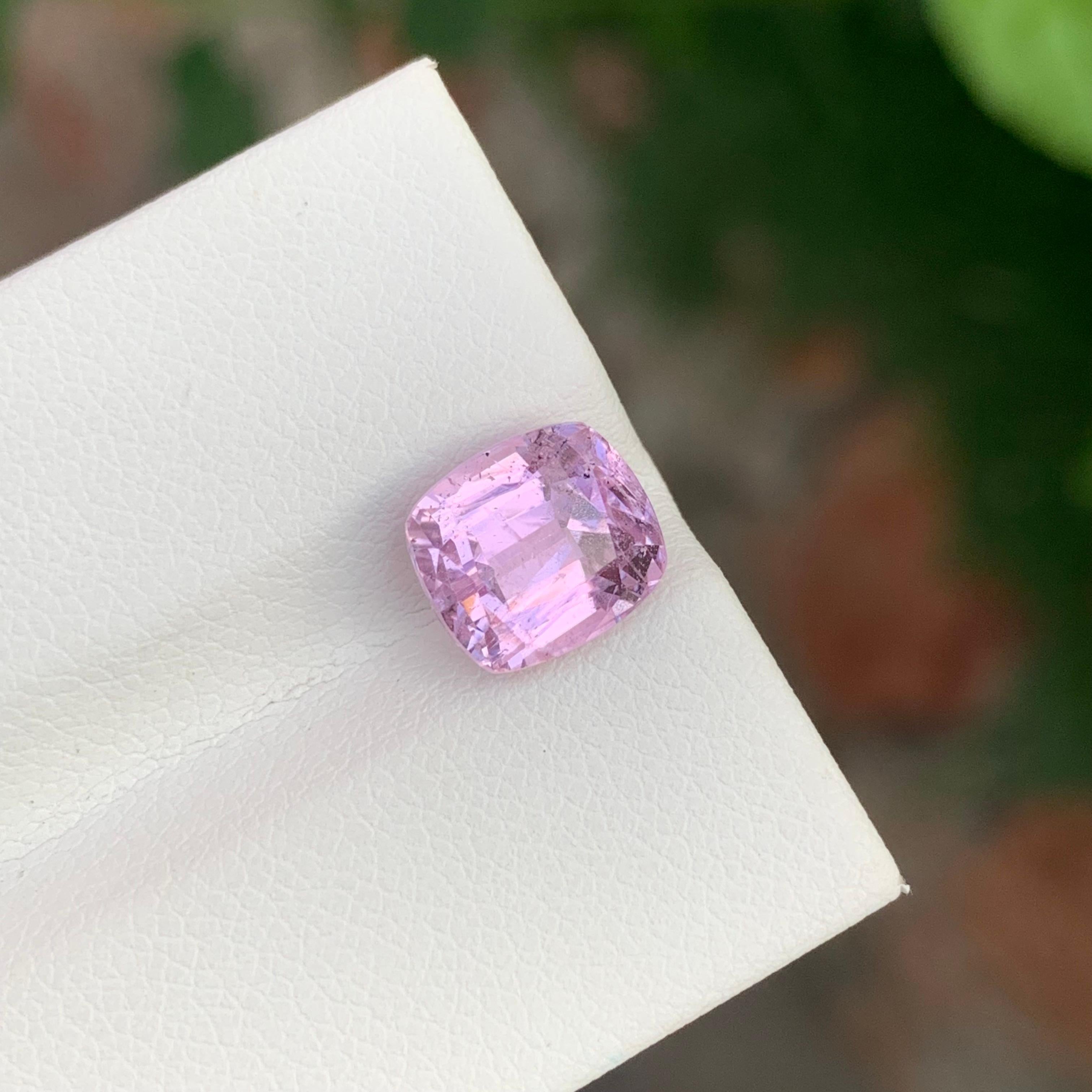 Loser Kunzit
Gewicht: 3,05 Karat
Abmessung: 8.4 x 7.5 x 6.1 Mm
Farbe: Rosa
Herkunft: Kunar, Afghanistan
Behandlung: Nicht
Bescheinigung: Auf Anfrage

Kunzit, ein zarter und bezaubernder Edelstein, wird wegen seiner exquisiten rosa bis lilafarbenen