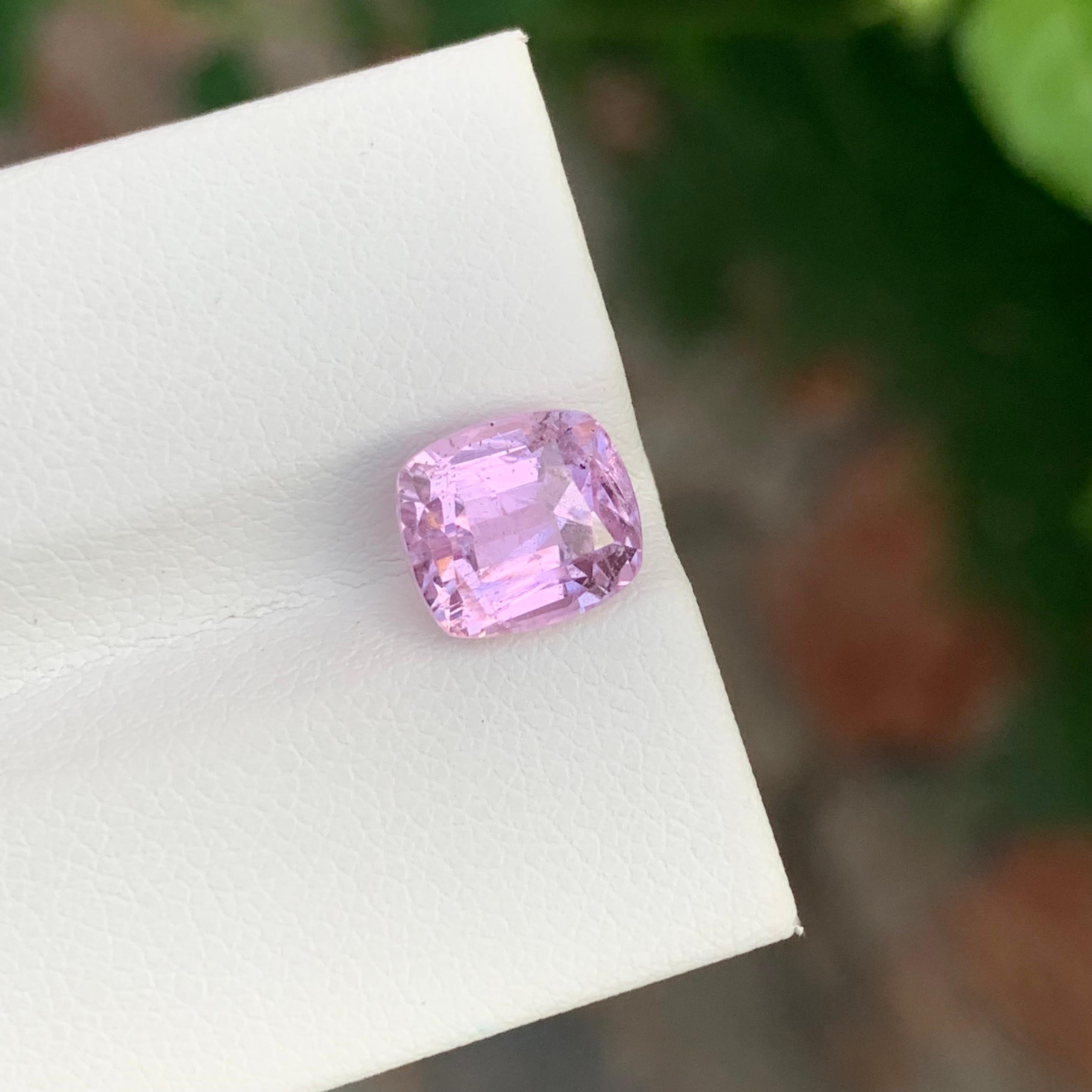 3,05 Karat natürlicher loser rosa Kunzit in Kissenform in Kissenform für die Schmuckherstellung (Arts and Crafts) im Angebot