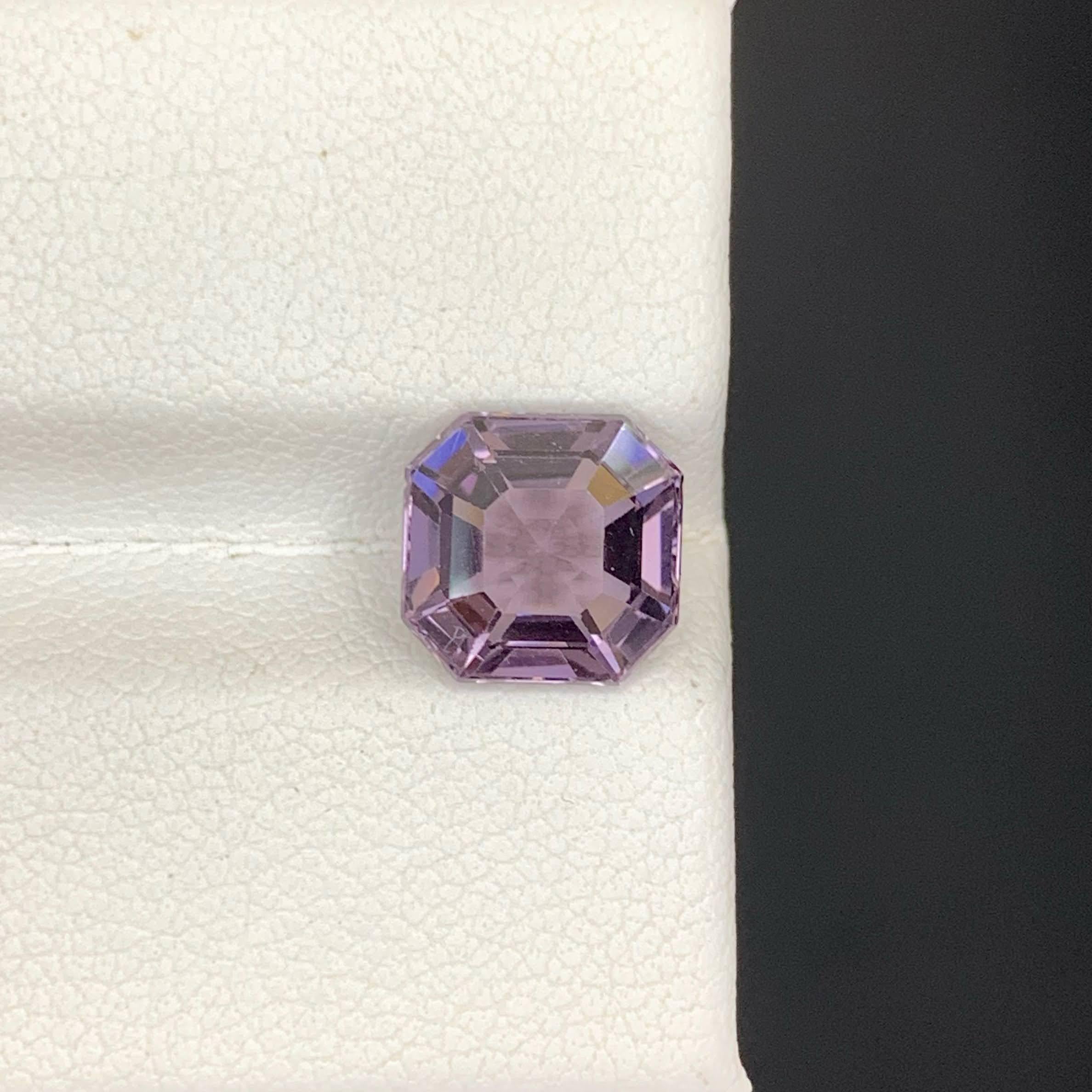 Gewicht 3,05 Karat 
Abmessungen 8,3x8,1x5,1mm
Behandlung Keine 
Herkunft Tansanisch 
Klarheit VVS 
Formschnitt Asscher 





Dieser 3,05 Karat schwere lila Spinell zeigt einen exquisiten tiefvioletten Farbton mit bemerkenswerter Brillanz und