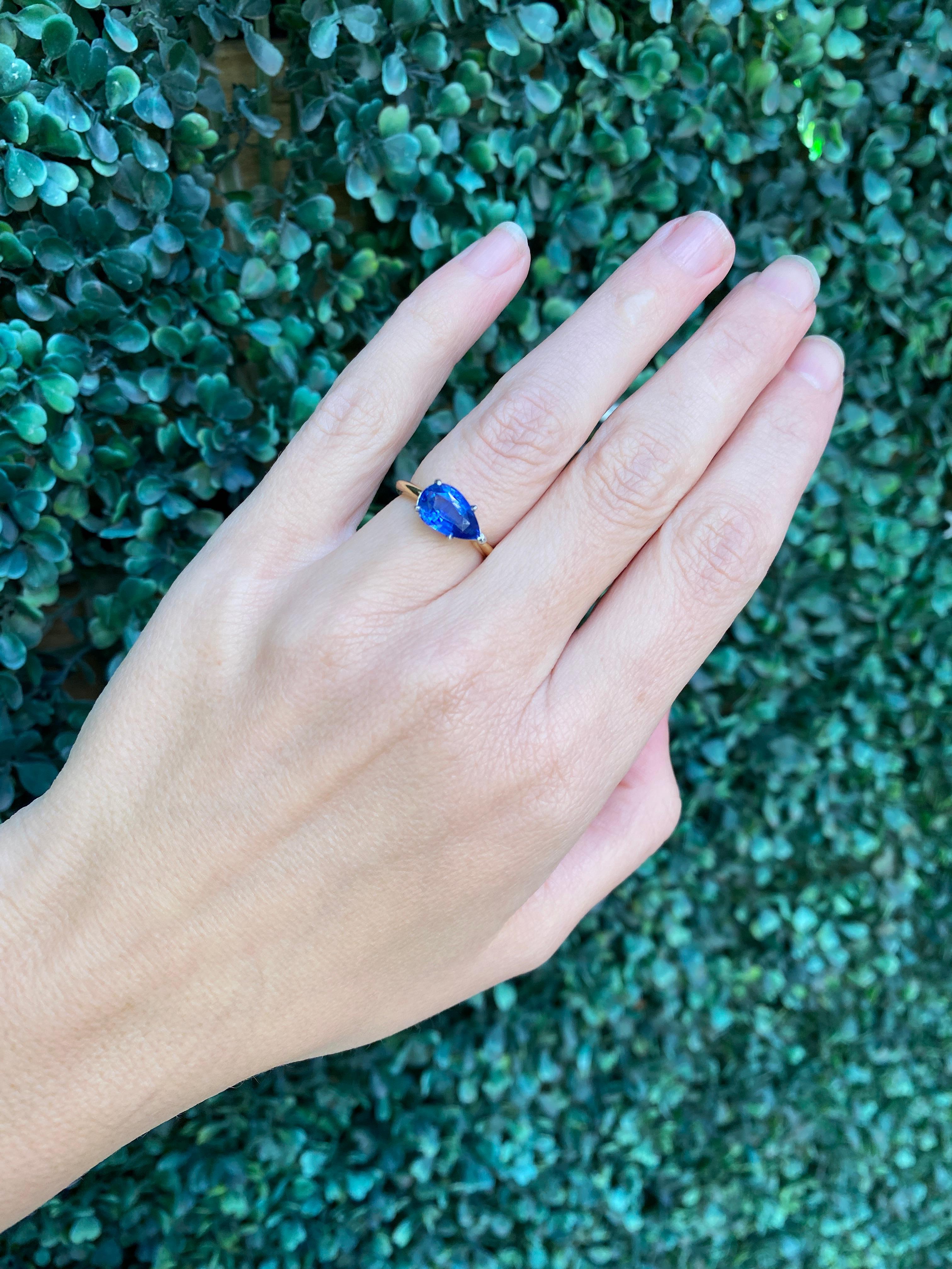 Bague en or jaune 18 carats et platine avec saphir bleu naturel en forme de poire de 3,05 carats en vente 9