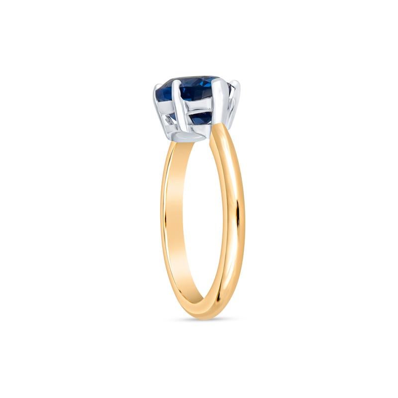 Cette bague unique présente un saphir bleu naturel en forme de poire de 3,05ct, élégamment serti dans une orientation est-ouest innovante. Réalisée en luxueux or jaune 18 carats et en platine, cette pièce est conçue pour la femme moderne qui