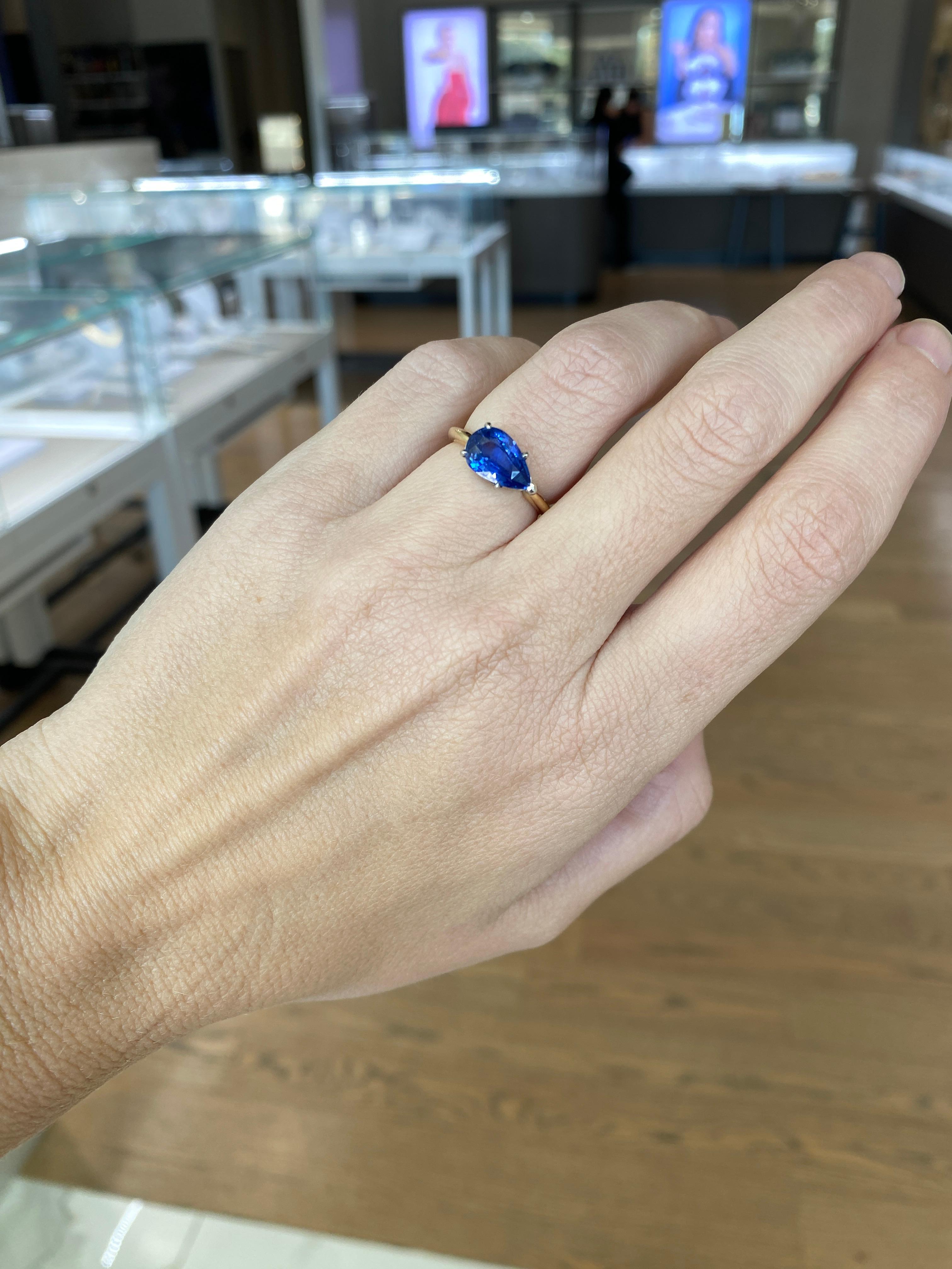 Taille poire Bague en or jaune 18 carats et platine avec saphir bleu naturel en forme de poire de 3,05 carats en vente