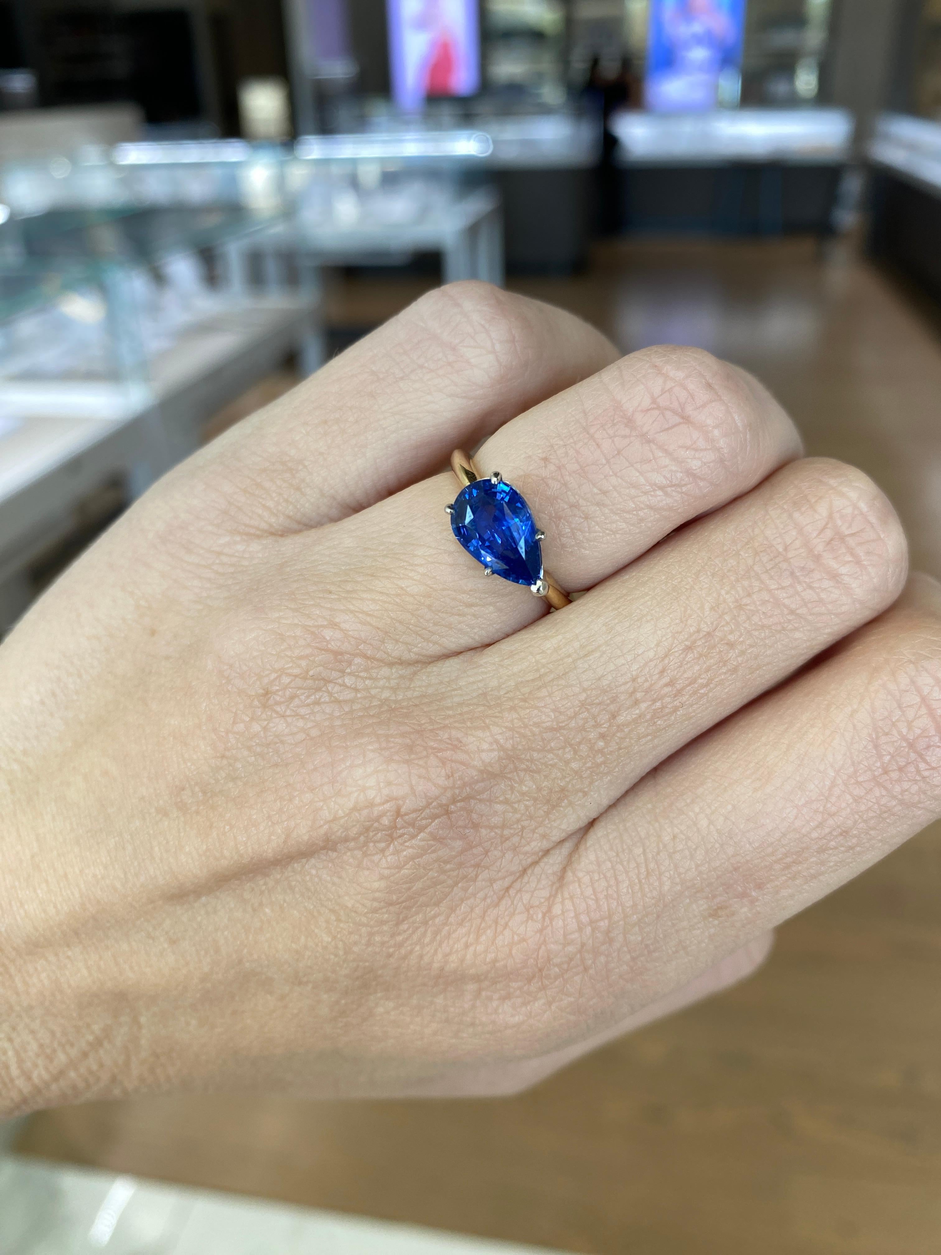 Bague en or jaune 18 carats et platine avec saphir bleu naturel en forme de poire de 3,05 carats Neuf - En vente à Houston, TX