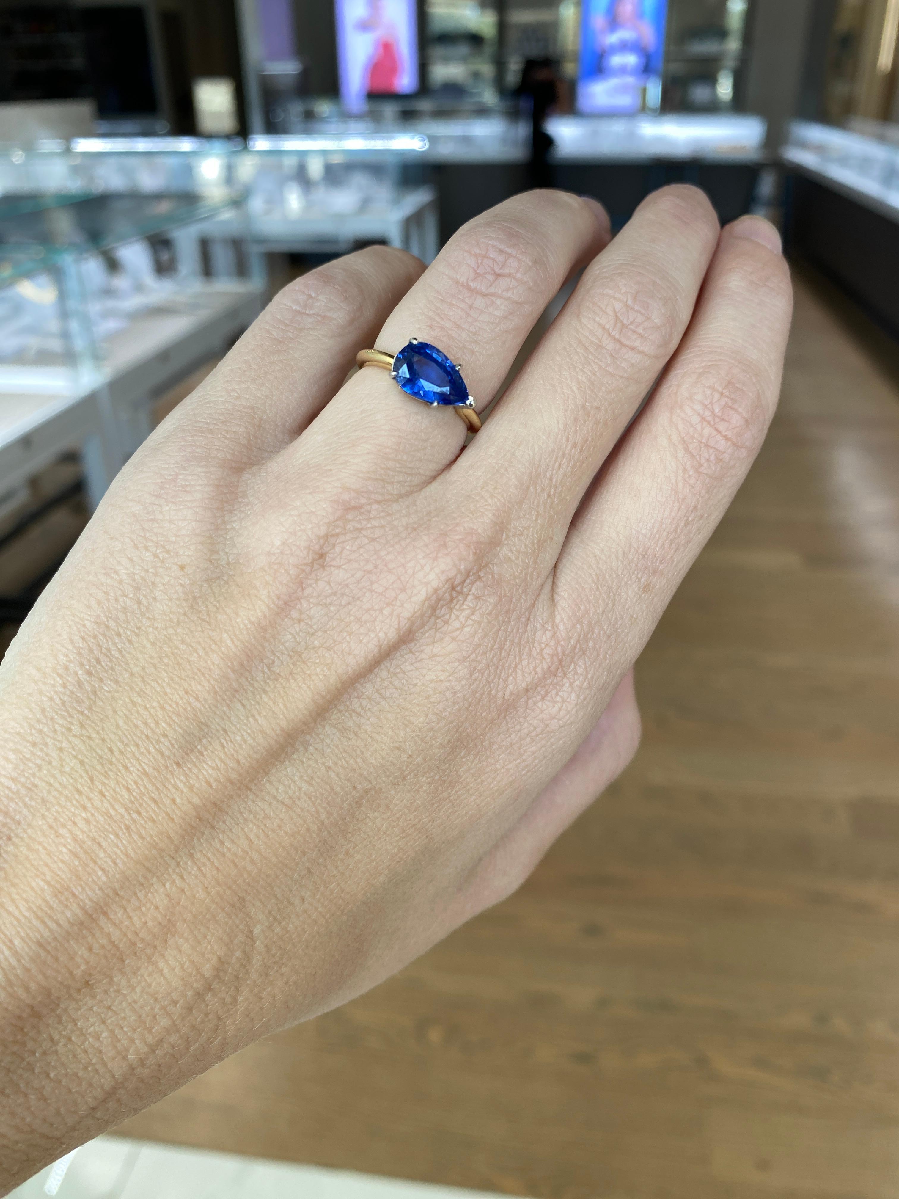 Bague en or jaune 18 carats et platine avec saphir bleu naturel en forme de poire de 3,05 carats en vente 1