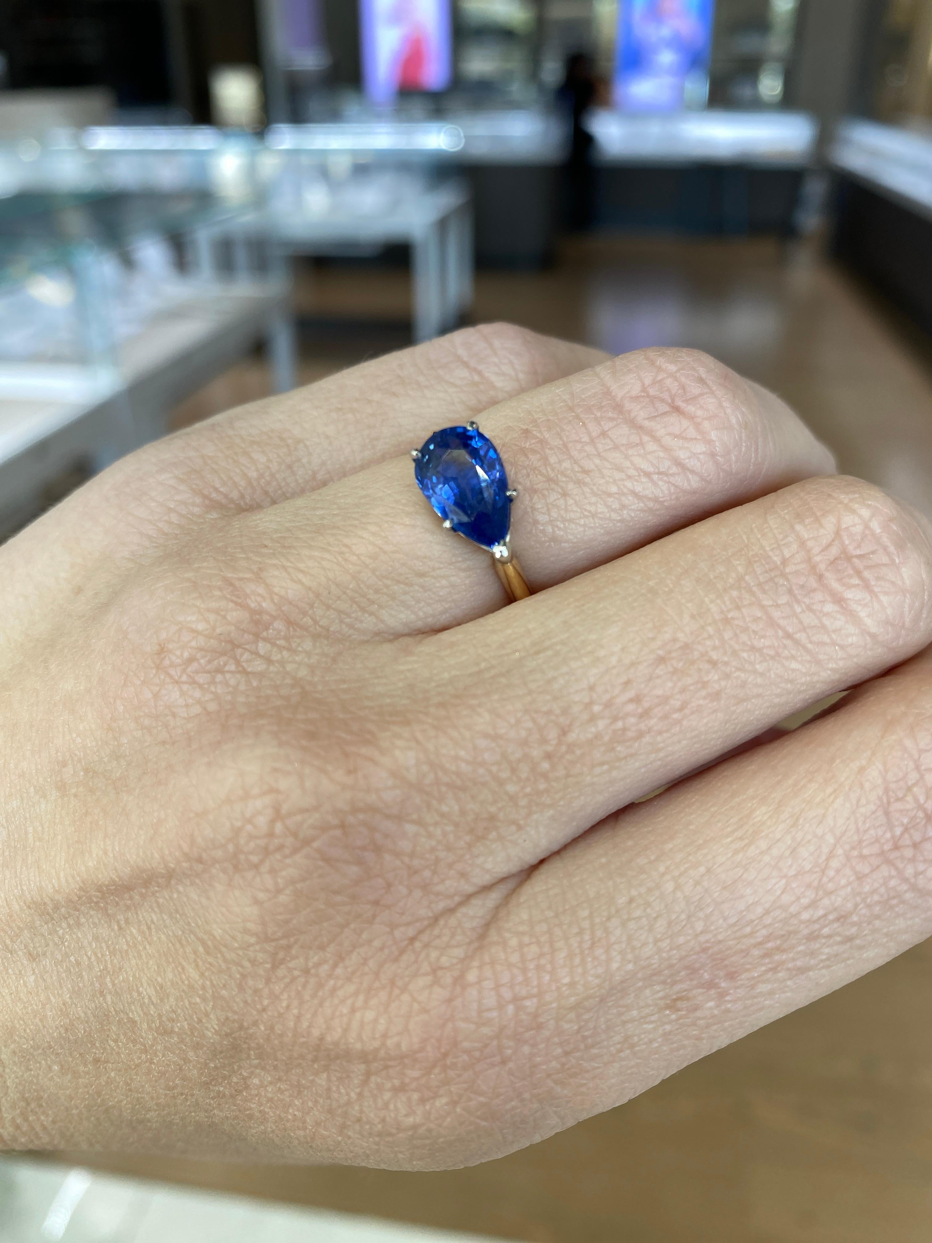 Bague en or jaune 18 carats et platine avec saphir bleu naturel en forme de poire de 3,05 carats en vente 2