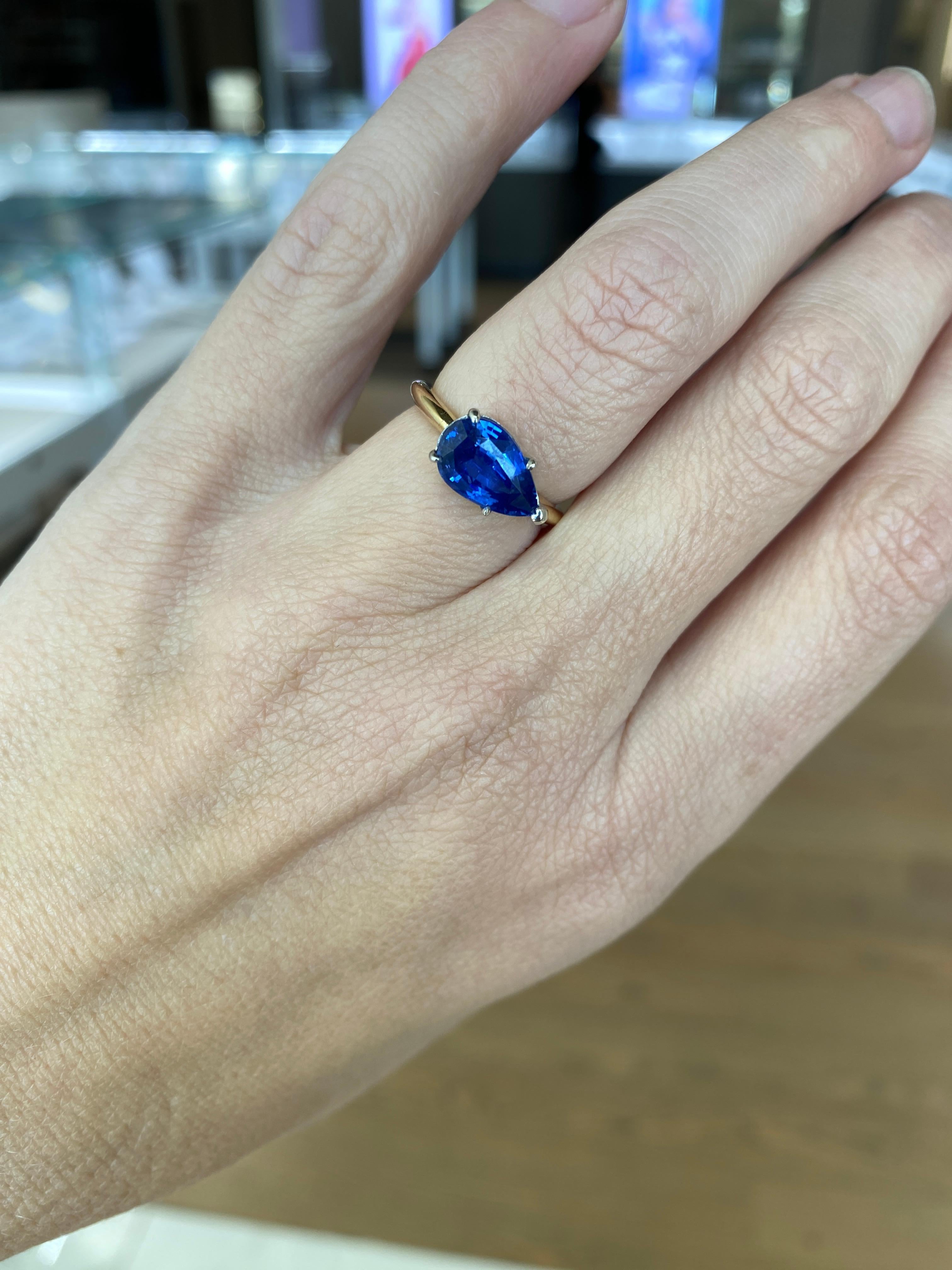Bague en or jaune 18 carats et platine avec saphir bleu naturel en forme de poire de 3,05 carats en vente 3