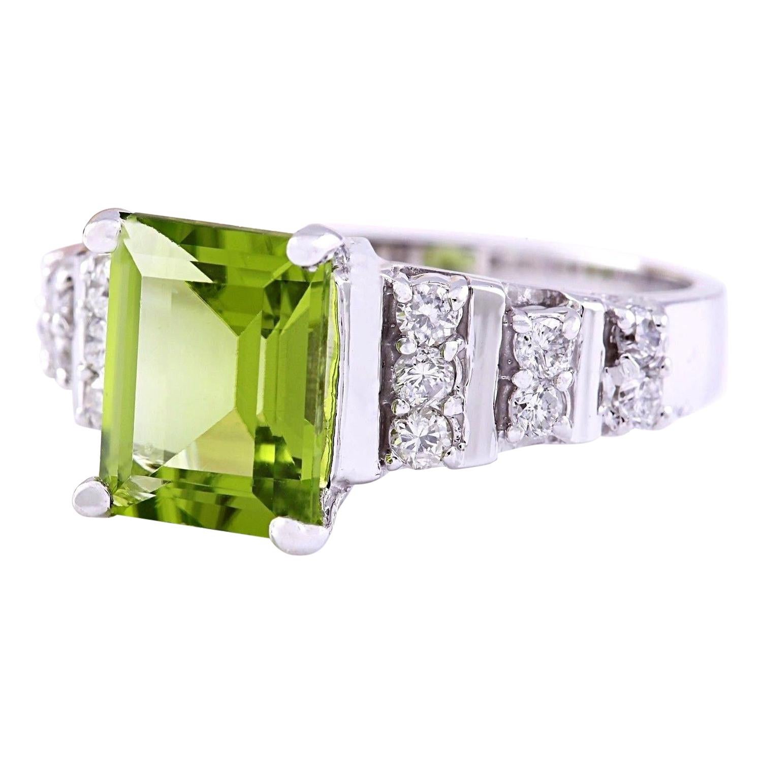 Wir präsentieren unseren atemberaubenden Diamantring aus massivem 14-karätigem Weißgold mit einem fesselnden 3,05-Karat-Peridot als Herzstück. Dieser mit Präzision und Eleganz gefertigte Ring ist ein wahres Statement der Raffinesse. Der Hauptstein,