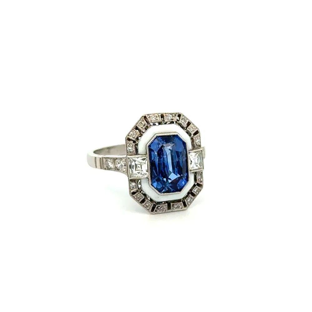 Einfach schön! Vintage Fein detailliert Luxuriöser Blauer Saphir, Emaille und Diamant Platin Estate Statement Cocktail Ring. Im Mittelpunkt steht ein sicher eingebetteter, von Hand gefasster blauer Saphir im Smaragdschliff von 3,05 Karat, der für