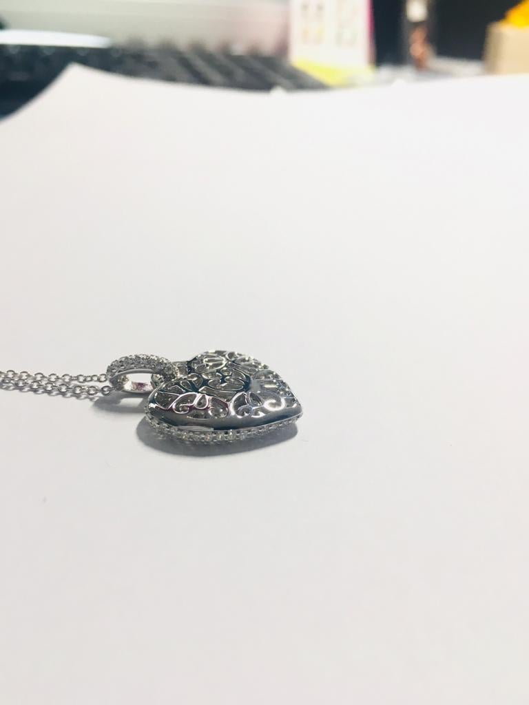 Art déco 3.05 Carat Cubic Zirconia Sterling Silver Pavé Set Curved Heart Shaped Pendentif en vente