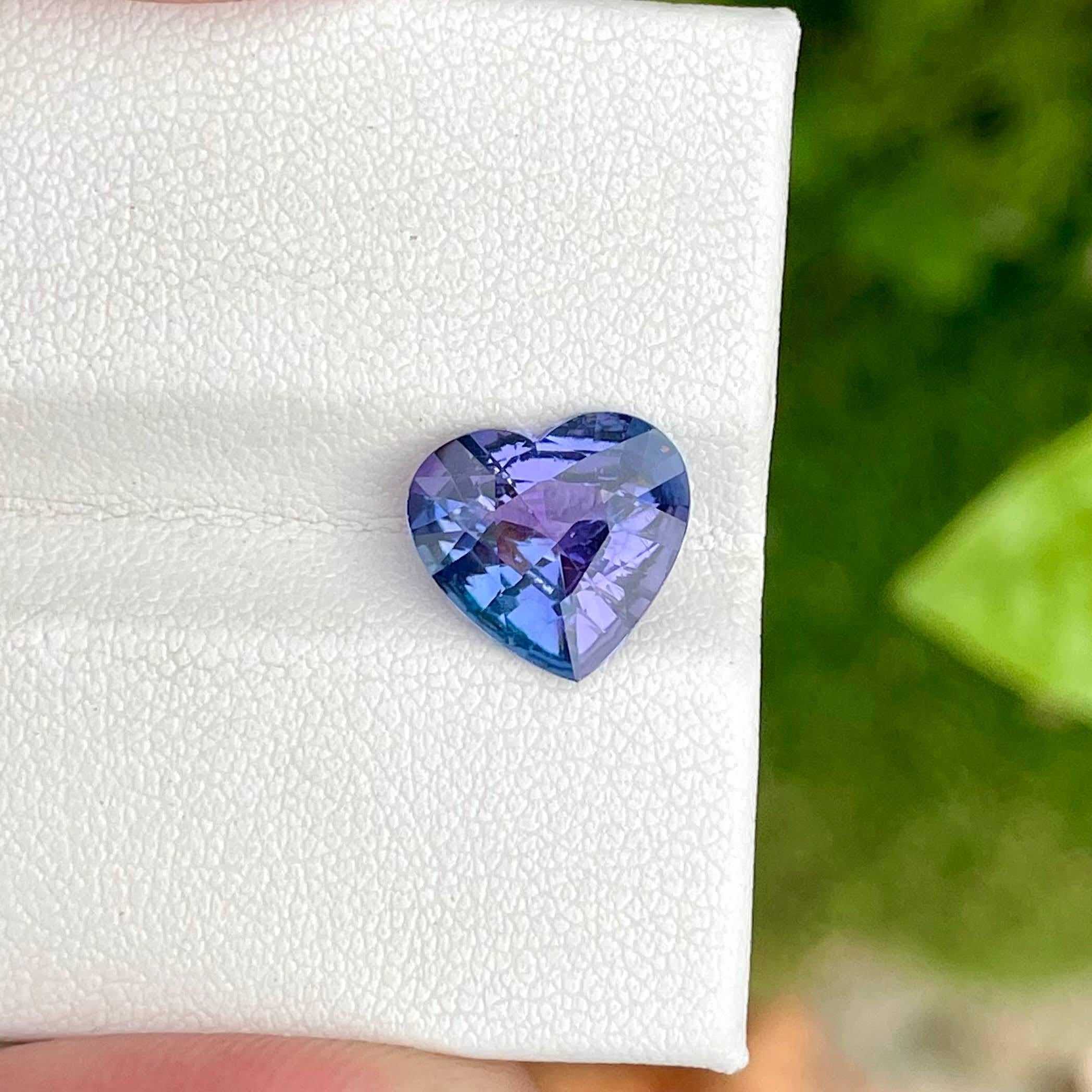 Peso 3,05 quilates 
Dimensiones 10,3x11,0x4,8 mm
Tratamiento Calentado 
Origen Tanzania 
Claridad SI (hay una grieta pero no romperá la piedra) 
Forma corazón 
Cortar el corazón 



La gema de tanzanita azul en forma de corazón de 3,05 quilates,