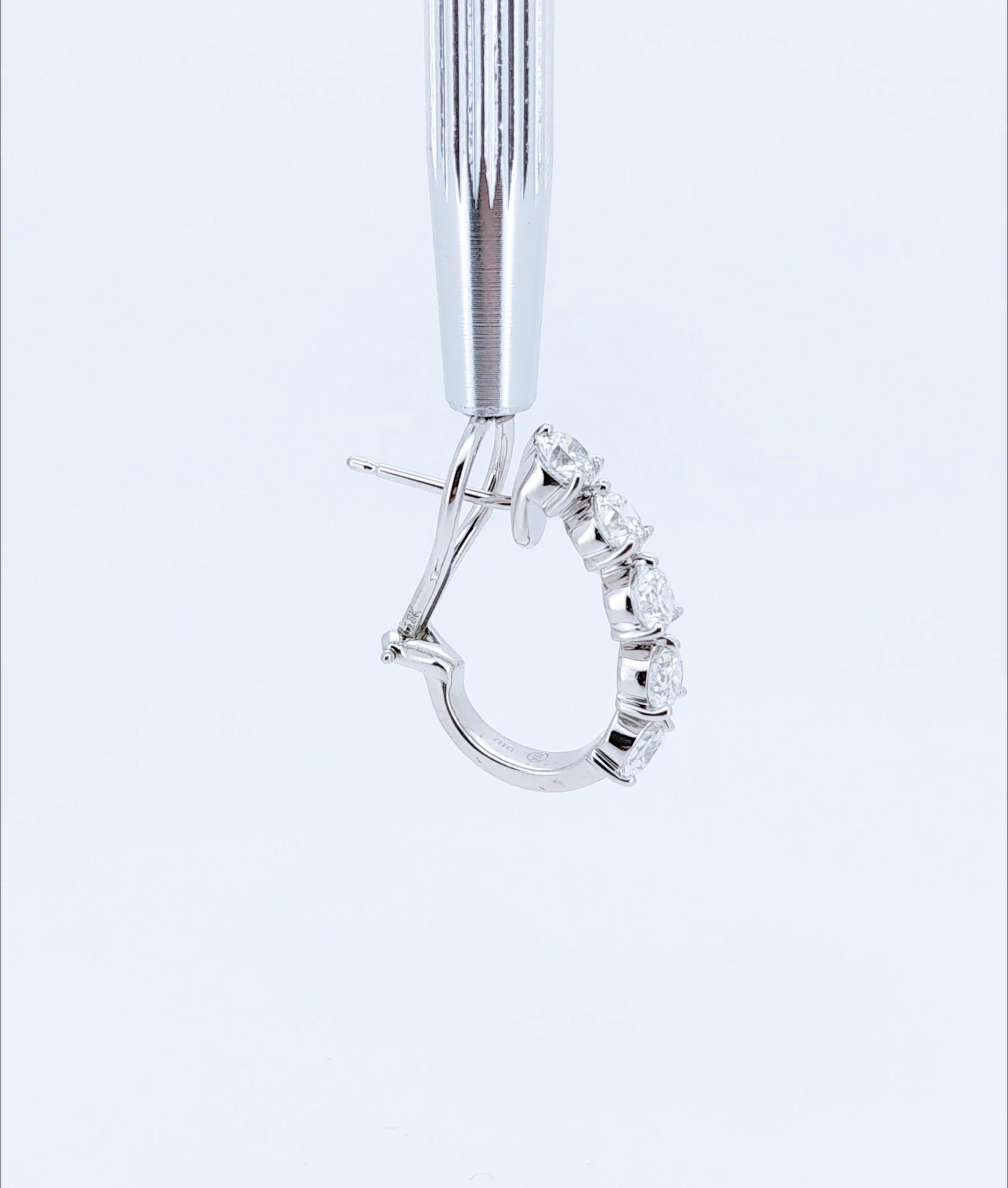 Orecchini a cerchio a pera con cinque diamanti naturali da 3,05 carati in oro bianco 18 ct. in vendita 4