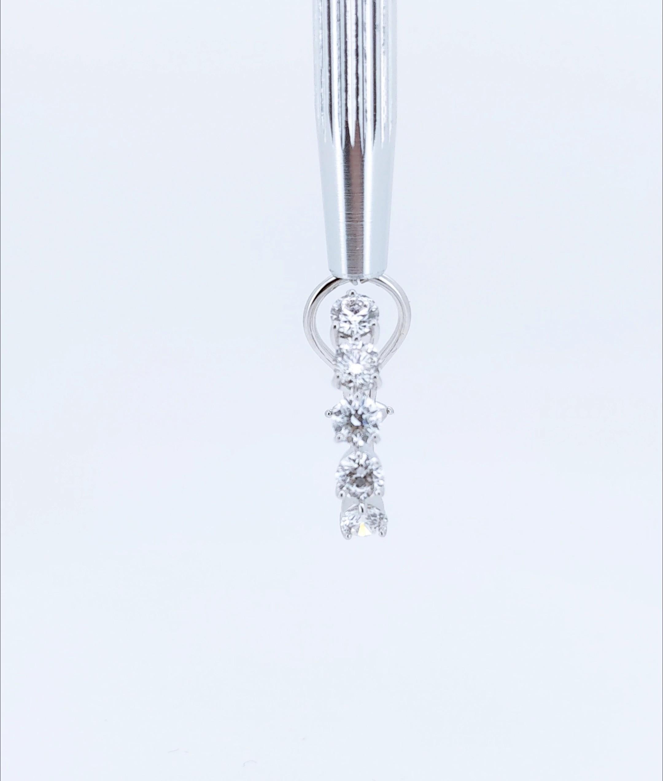 Orecchini a cerchio a pera con cinque diamanti naturali da 3,05 carati in oro bianco 18 ct. in vendita 5