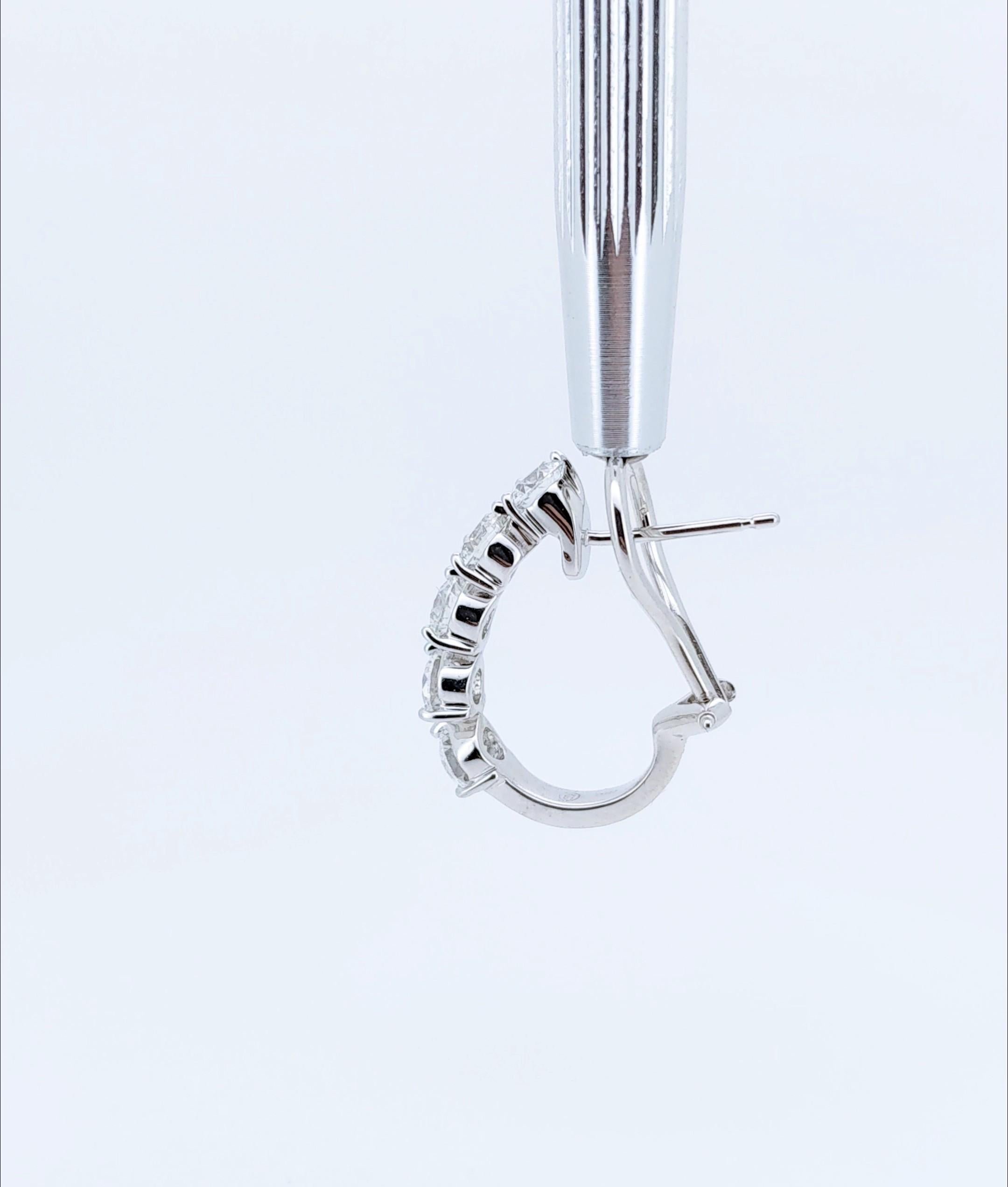 Orecchini a cerchio a pera con cinque diamanti naturali da 3,05 carati in oro bianco 18 ct. in vendita 6