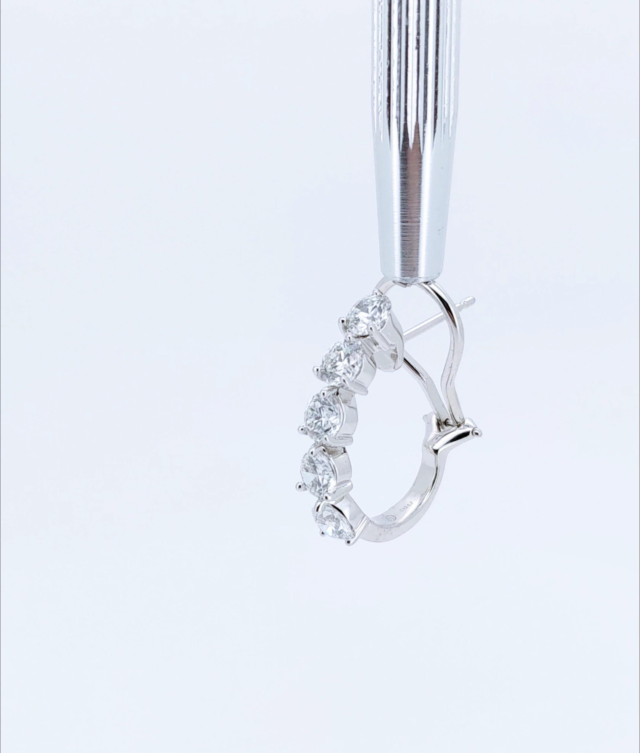 Orecchini a cerchio a pera con cinque diamanti naturali da 3,05 carati in oro bianco 18 ct. in vendita 7