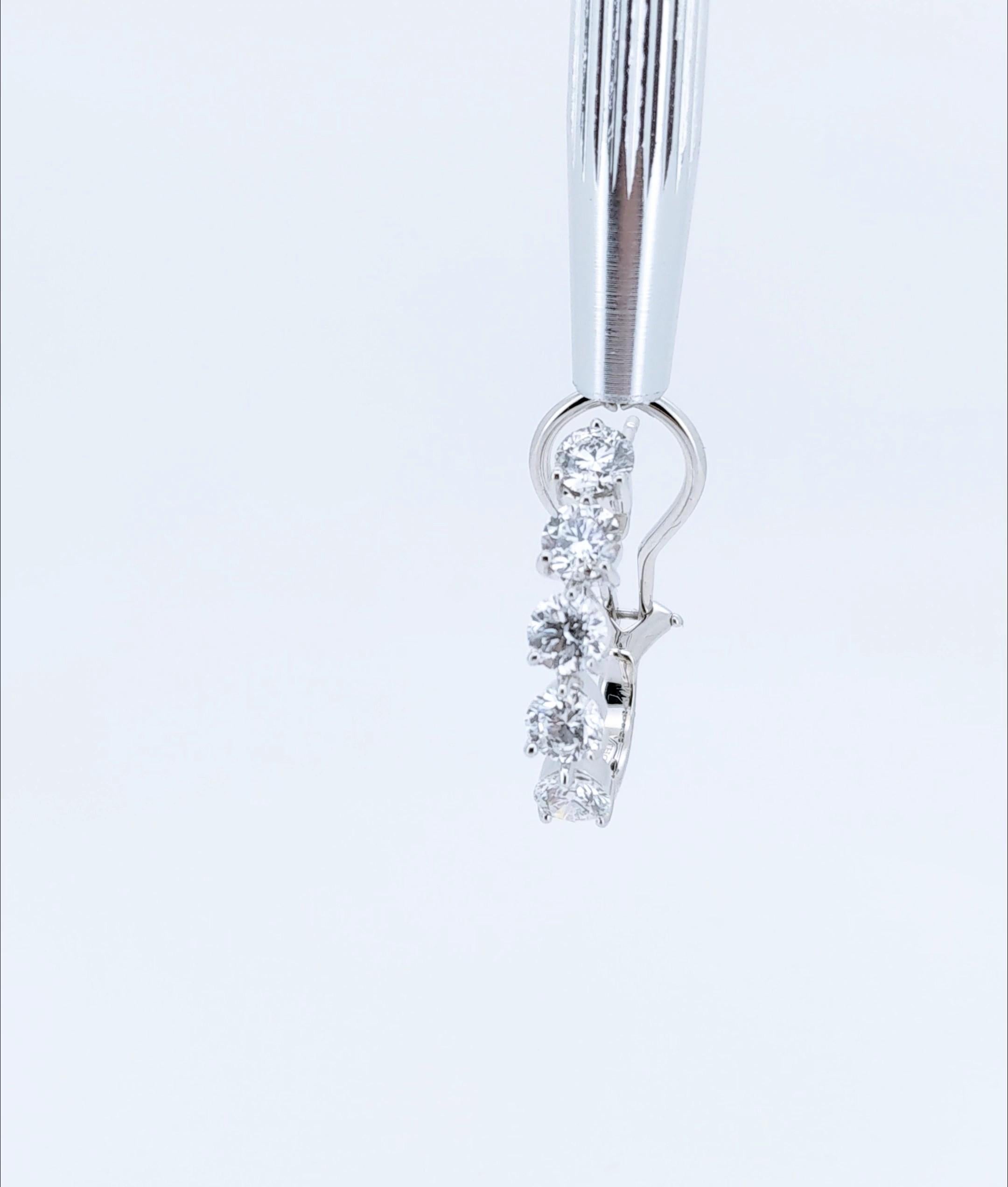 Orecchini a cerchio a pera con cinque diamanti naturali da 3,05 carati in oro bianco 18 ct. in vendita 8