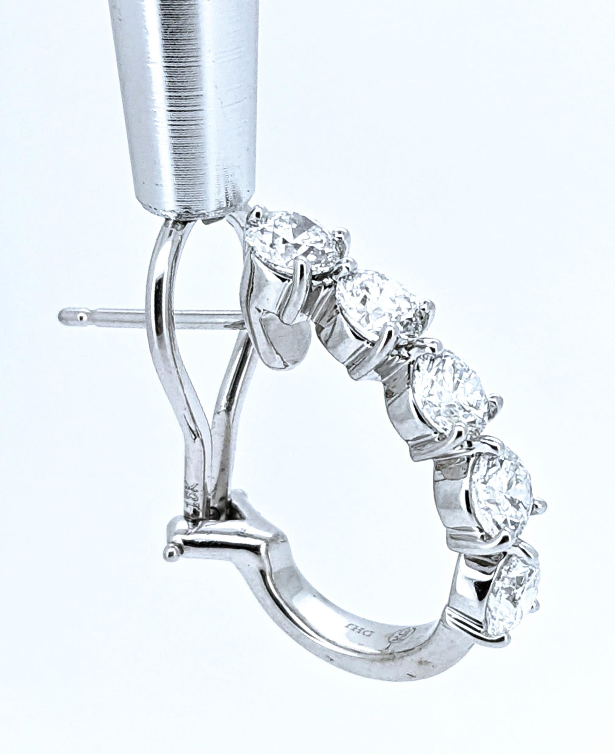 Orecchini a cerchio a pera con cinque diamanti naturali da 3,05 carati in oro bianco 18 ct. in vendita 9